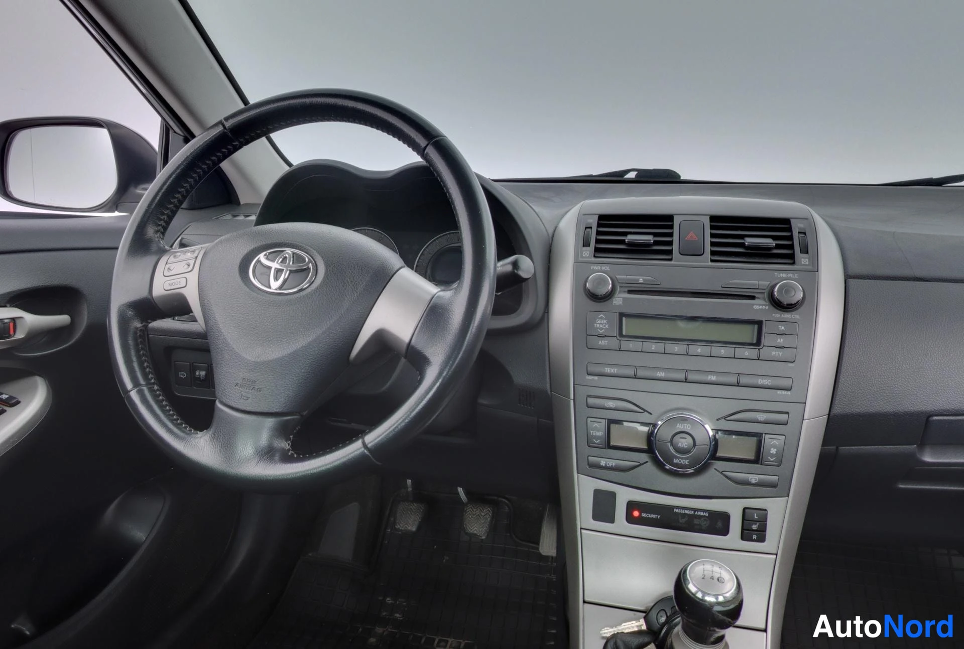Hopea Toyota Corolla 2007, ohjaamo, kuva 8