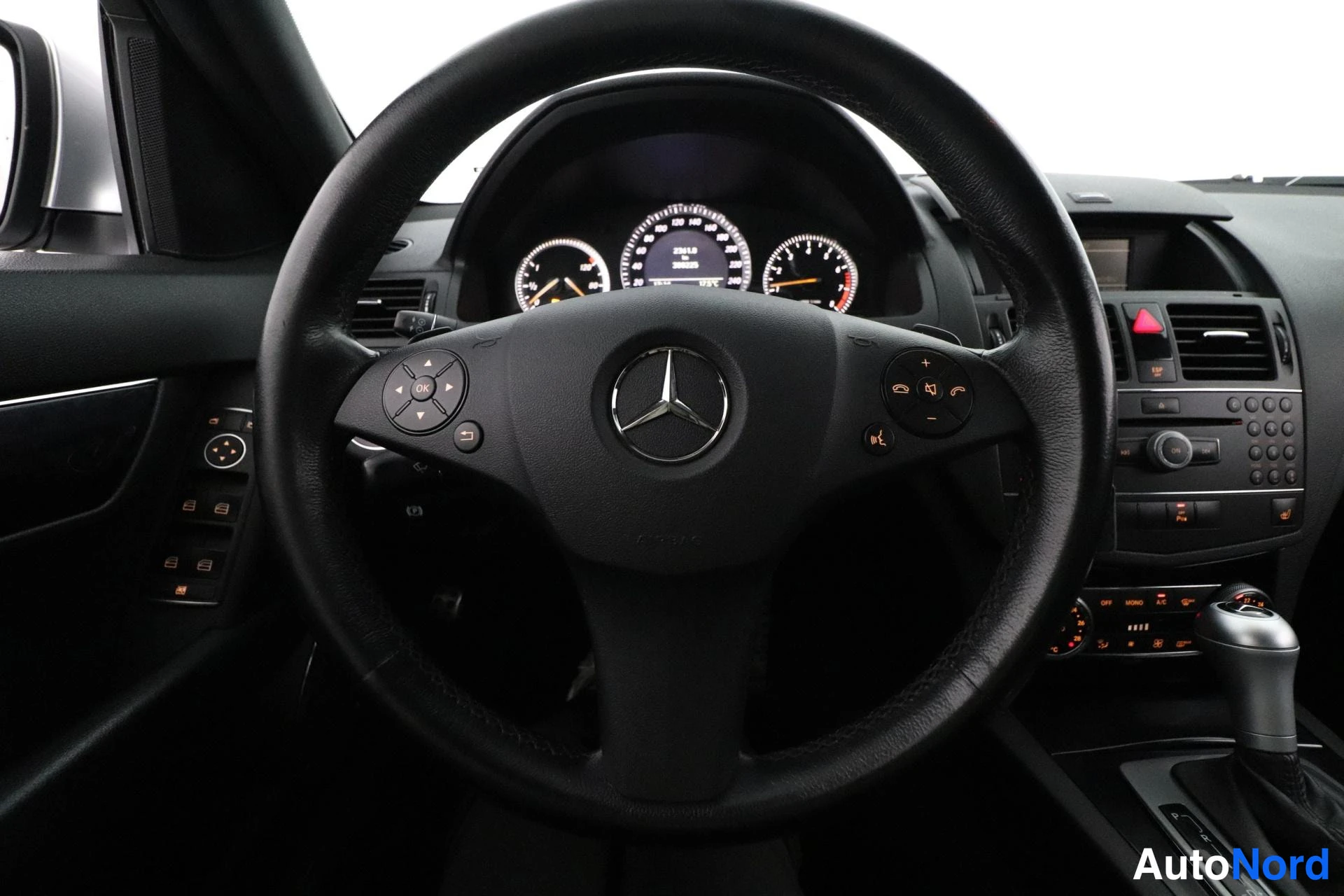 Silver Mercedes-Benz C 2008, detail, photo 14