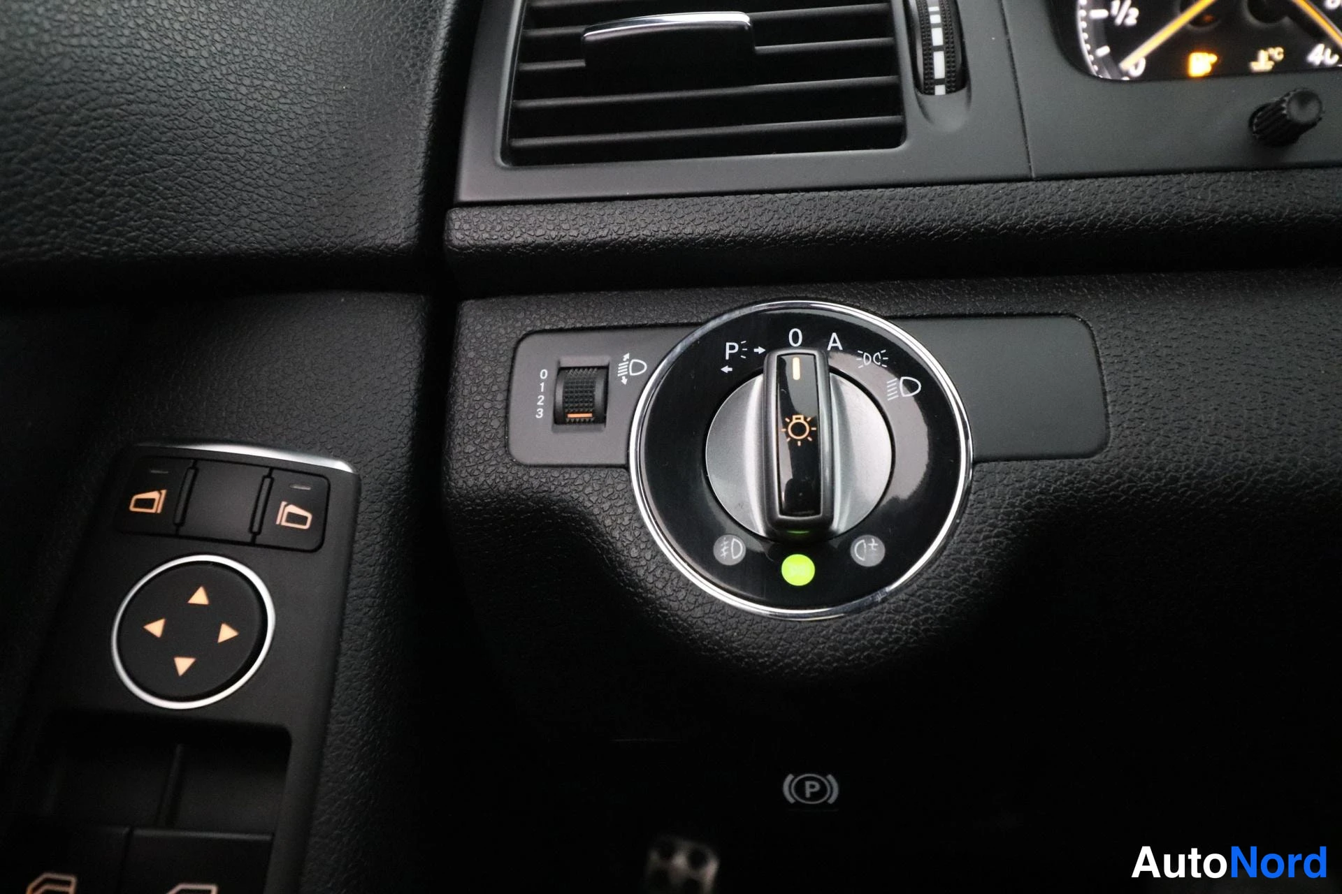 Silver Mercedes-Benz C 2008, detail, photo 21