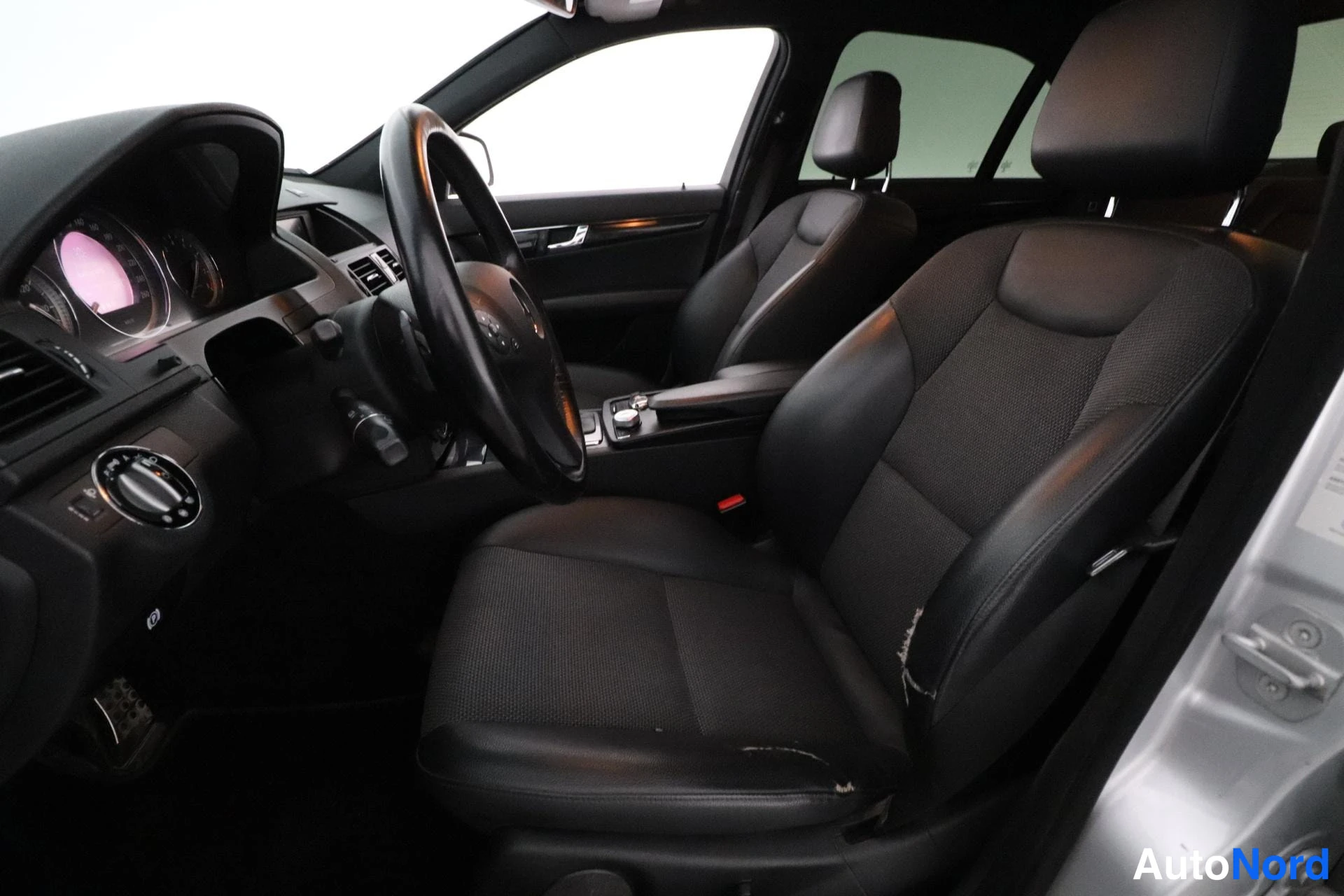 Silver Mercedes-Benz C 2008, cockpit, photo 9