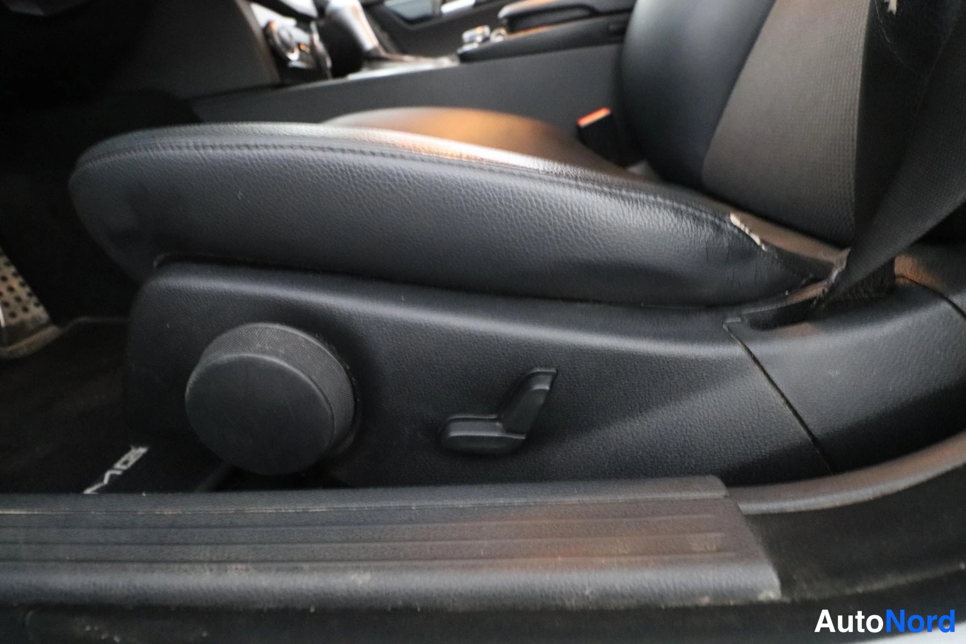 Silver Mercedes-Benz C 2008, detail, photo 13