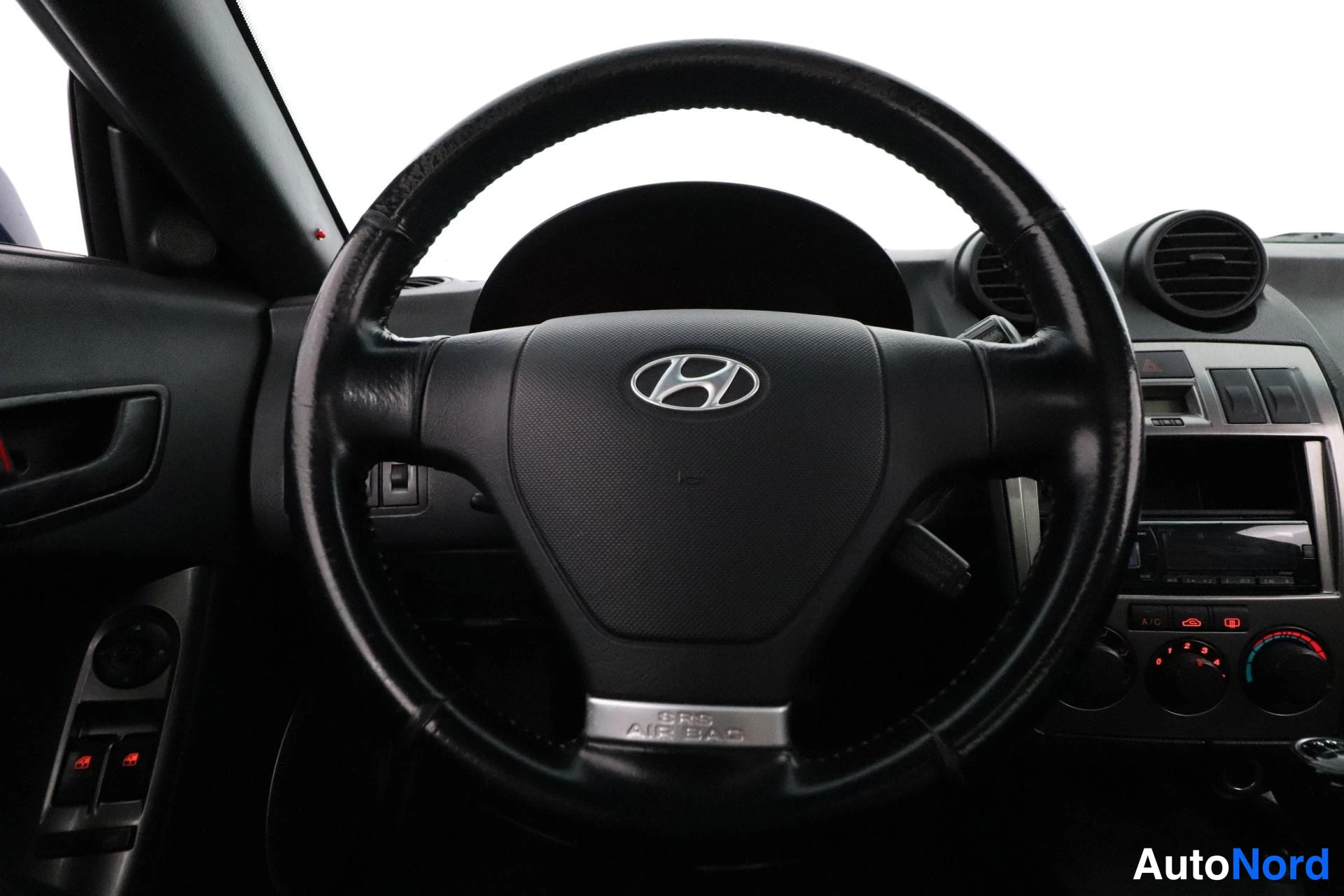 Sininen Hyundai Coupe 2004, yksityiskohta, kuva 16