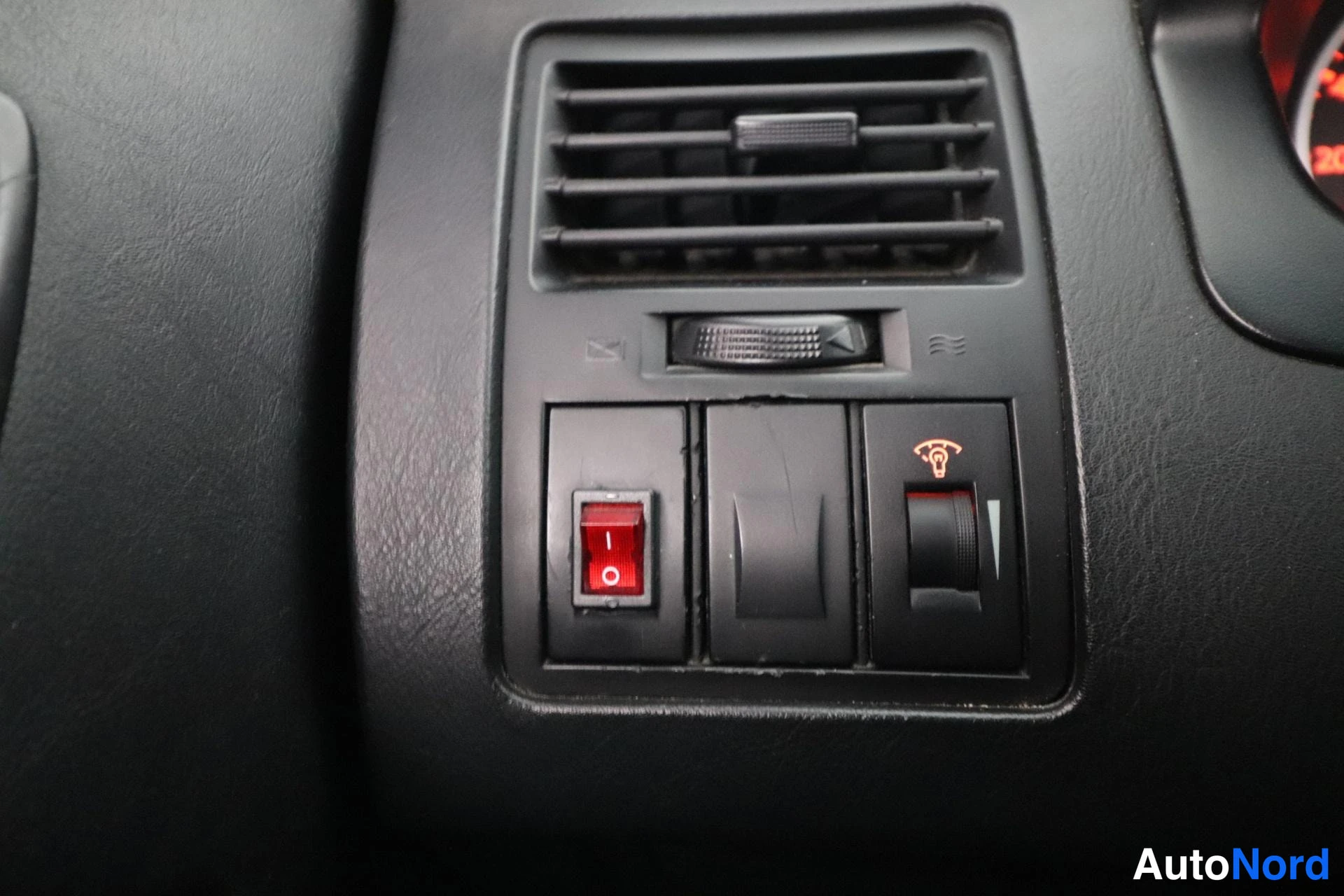 Sininen Hyundai Coupe 2004, yksityiskohta, kuva 18