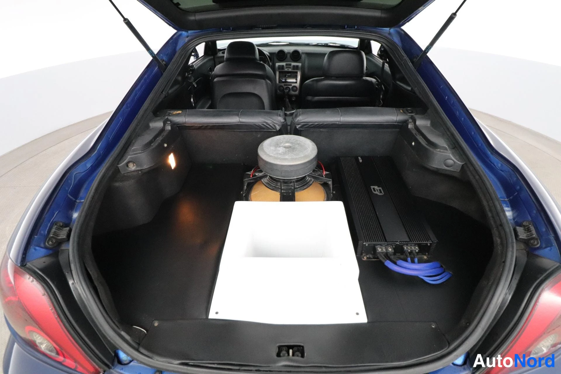 Sininen Hyundai Coupe 2004, tavaratila, kuva 13