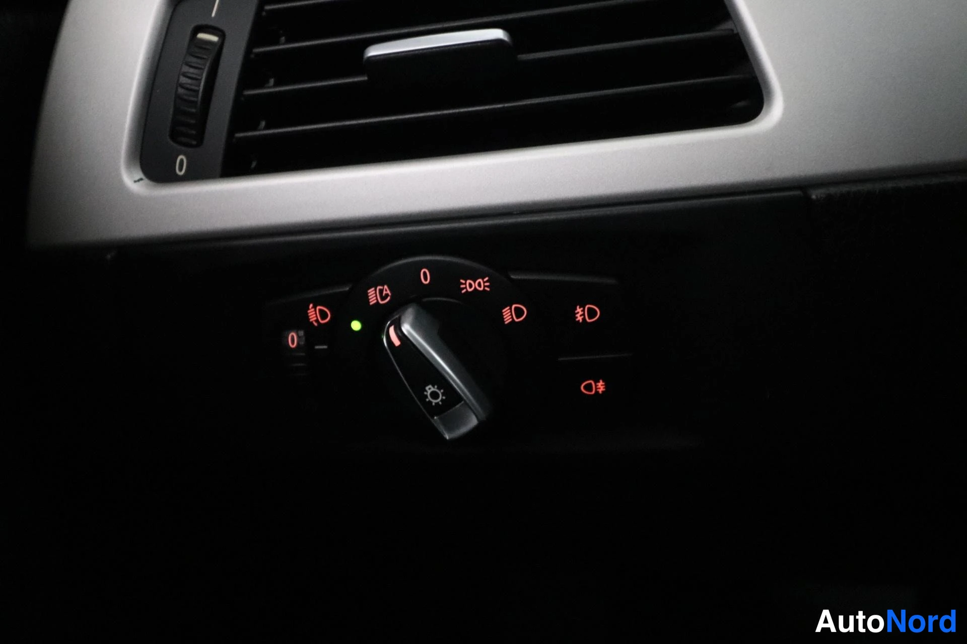 Sininen BMW 320i 2009, yksityiskohta, kuva 24