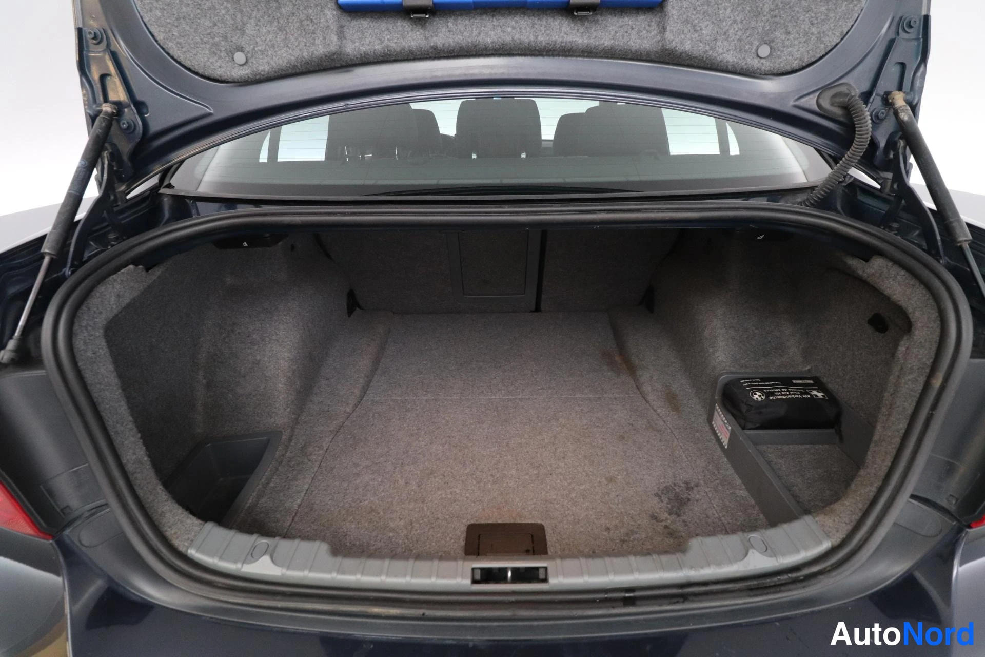 Sininen BMW 320i 2009, tavaratila, kuva 11