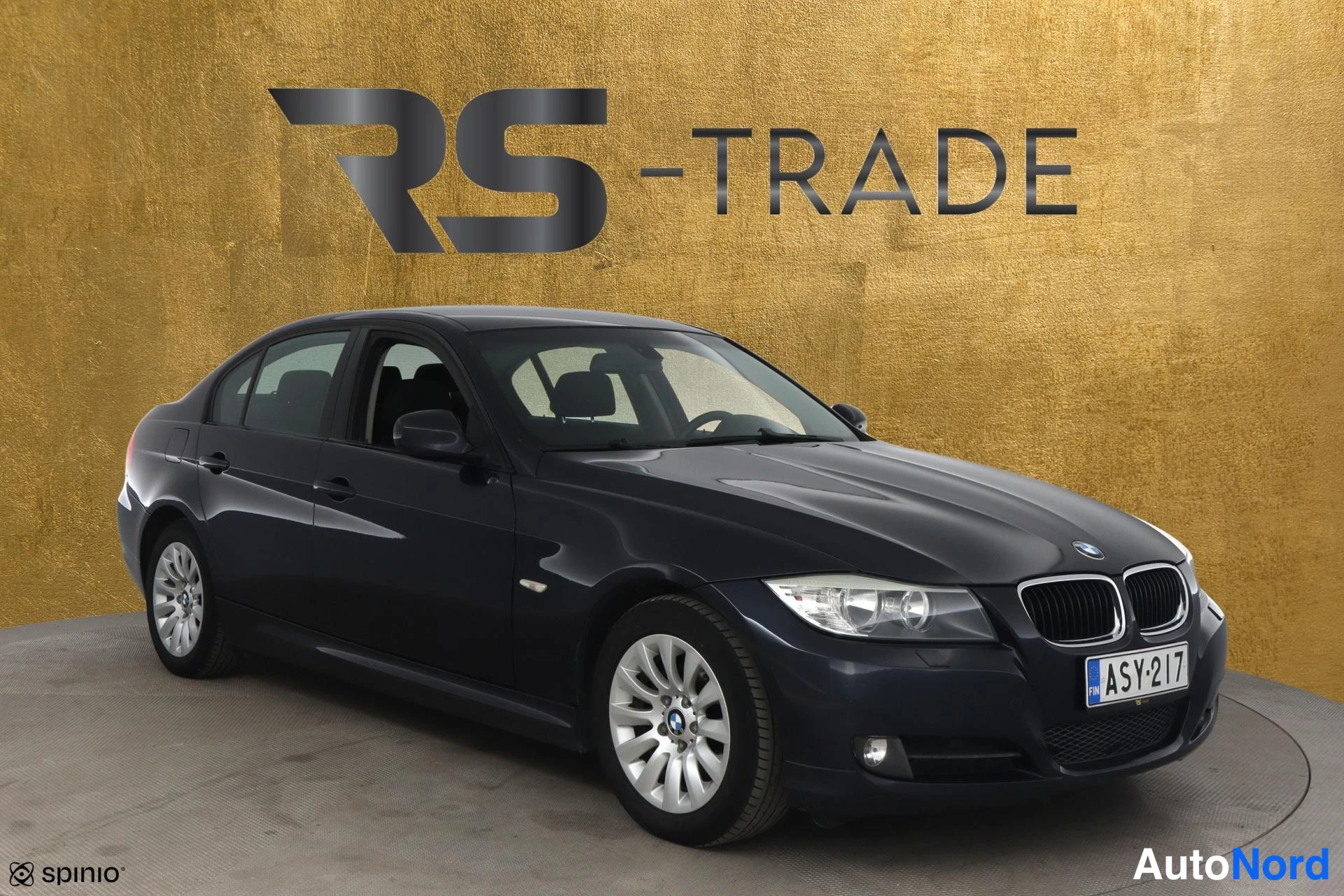 Sininen BMW 320i 2009, etuviisto, keula oikealle, kuva 2