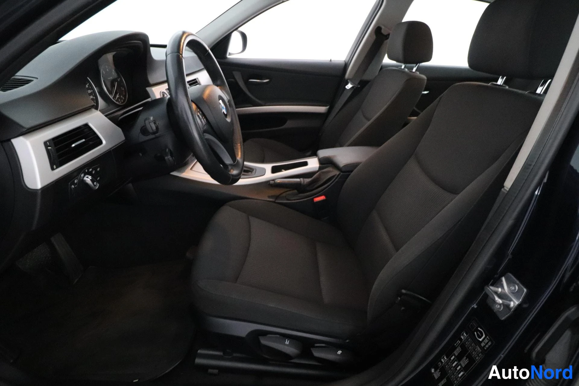Sininen BMW 320i 2009, ohjaamo, kuva 7