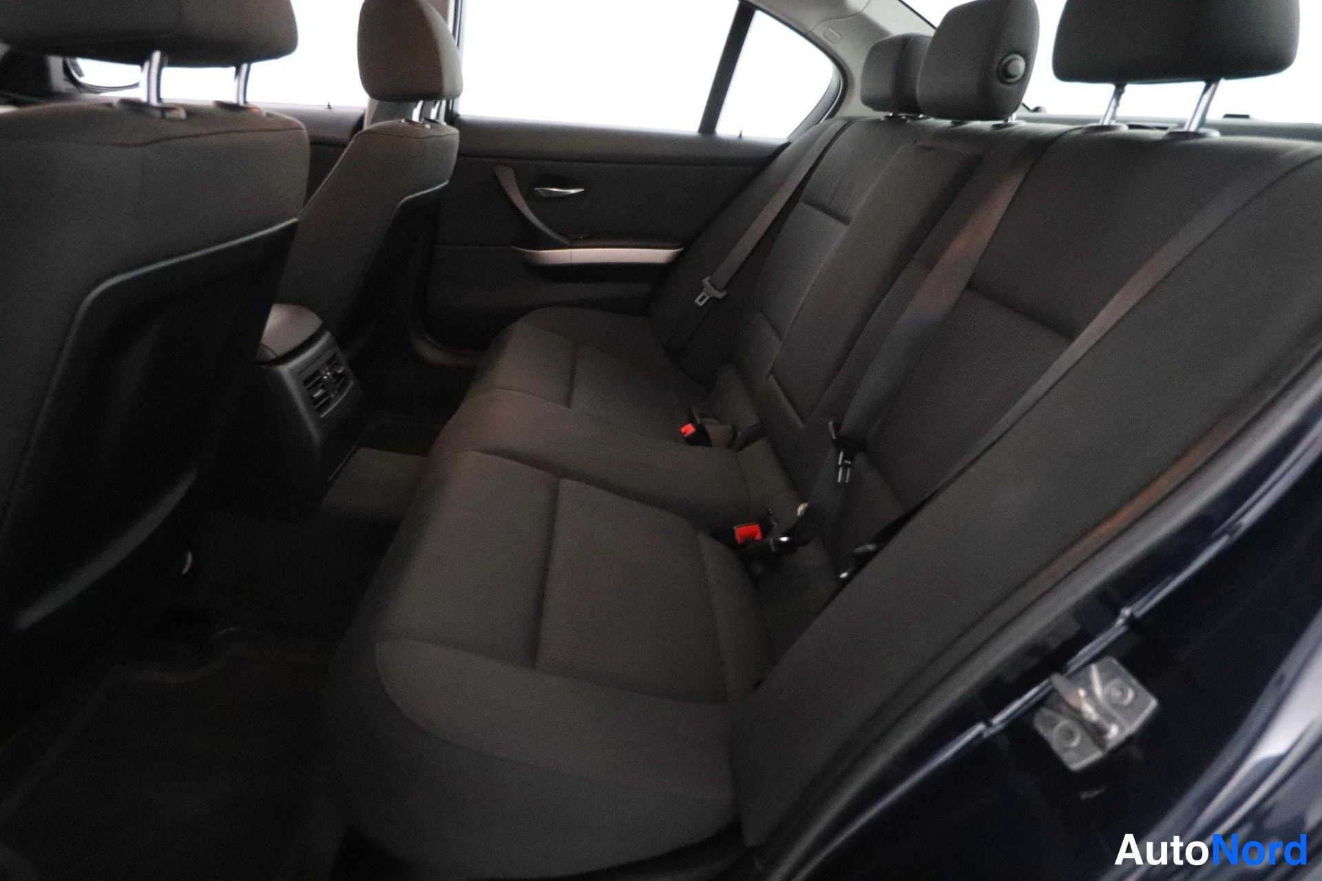 Sininen BMW 320i 2009, takaistuimet, kuva 10