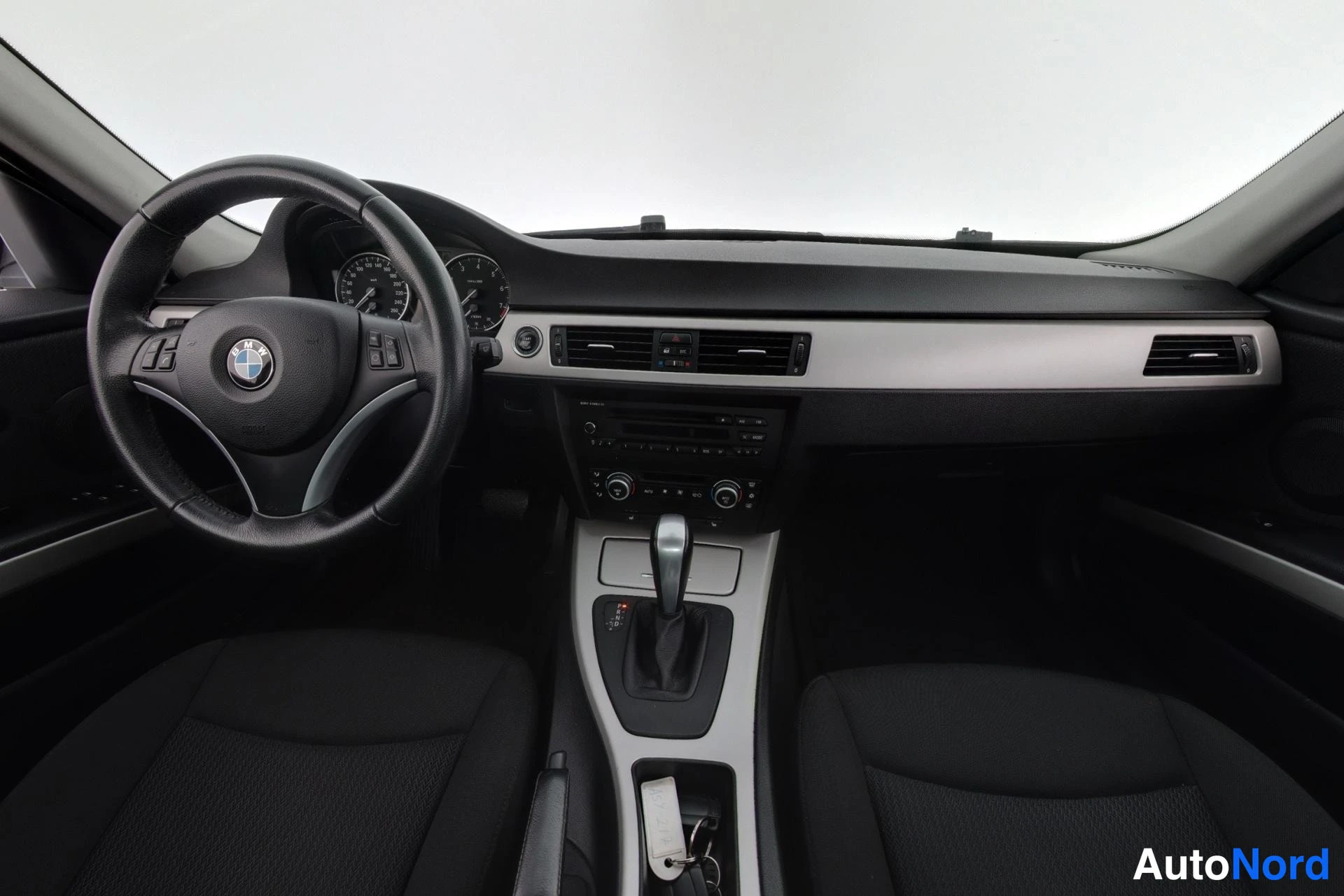 Sininen BMW 320i 2009, ohjaamo, kuva 8