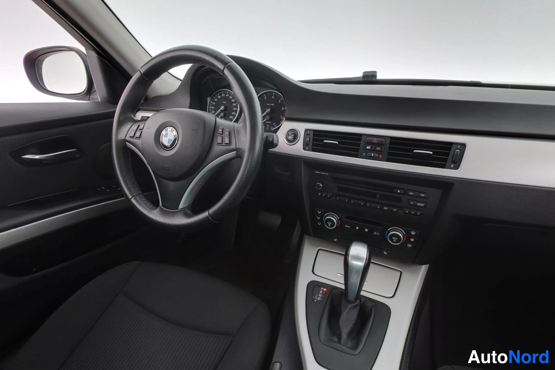 Sininen BMW 320i 2009, ohjaamo, kuva 9