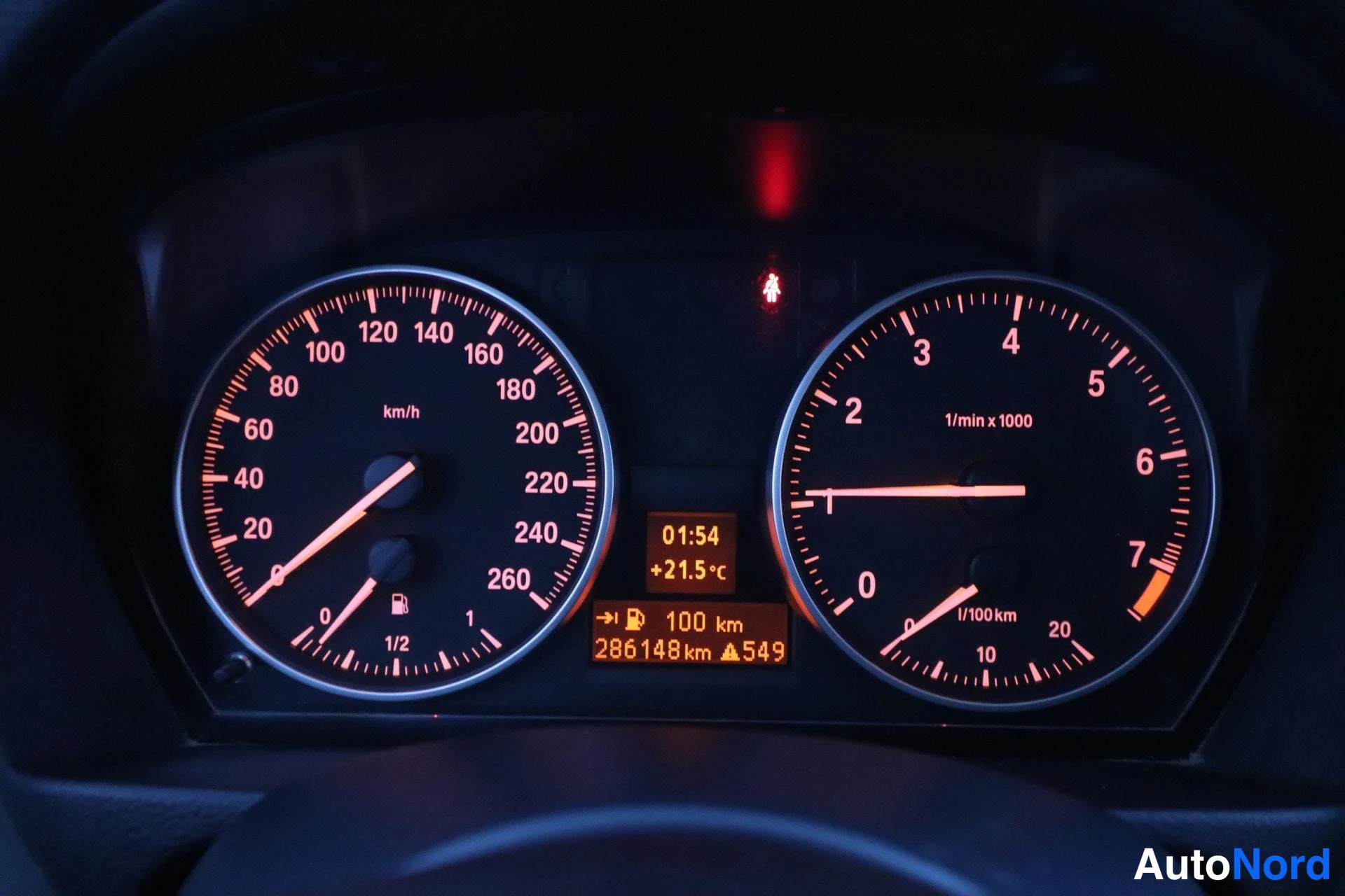 Valkoinen BMW 320i 2007, yksityiskohta, kuva 13
