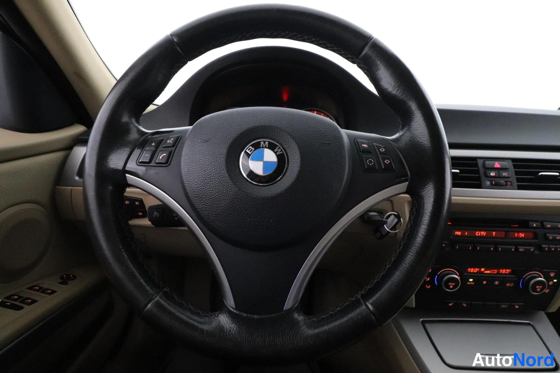 Valkoinen BMW 320i 2007, yksityiskohta, kuva 14