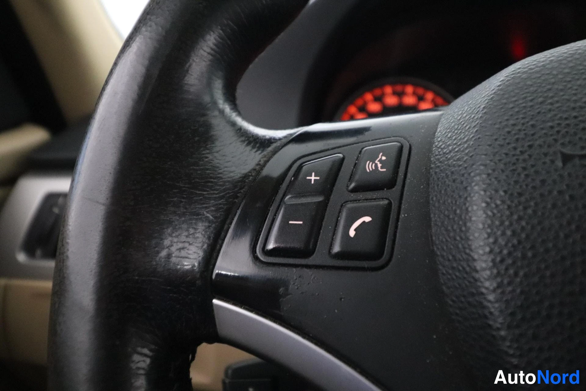 Valkoinen BMW 320i 2007, yksityiskohta, kuva 16