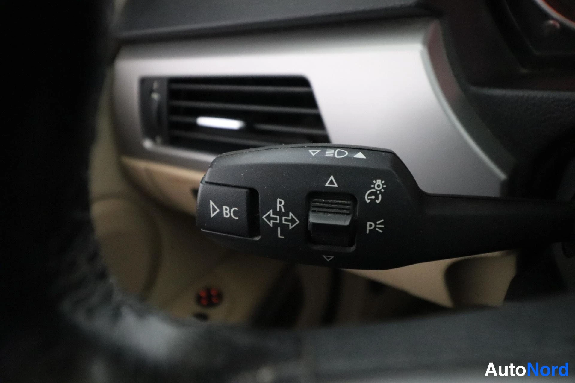 Valkoinen BMW 320i 2007, yksityiskohta, kuva 18