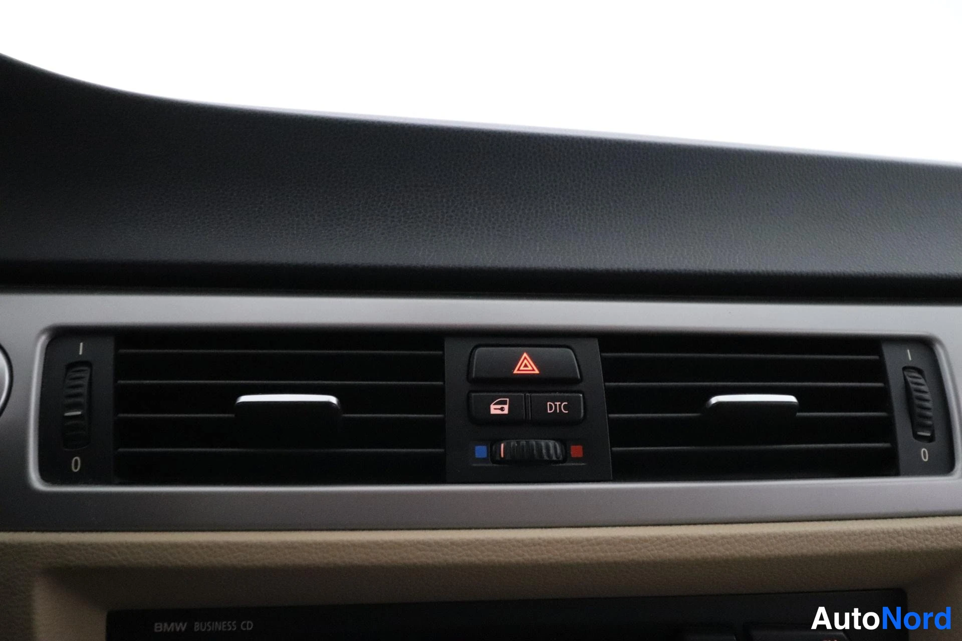 Valkoinen BMW 320i 2007, yksityiskohta, kuva 20