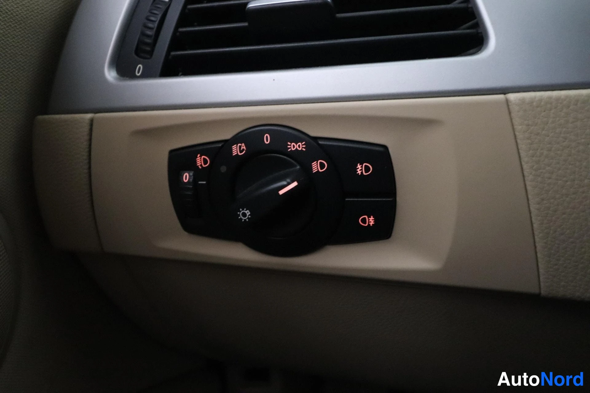 Valkoinen BMW 320i 2007, yksityiskohta, kuva 23