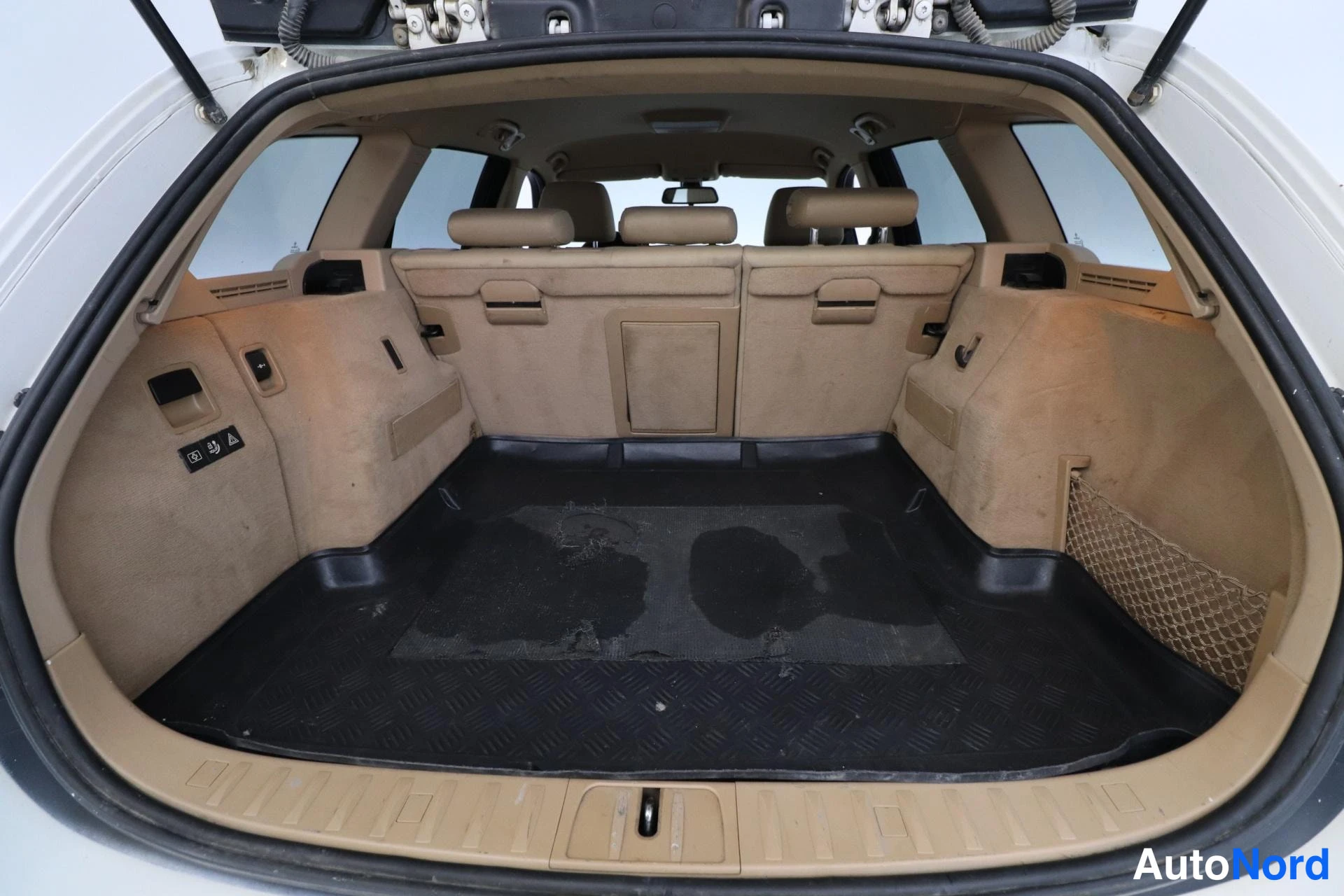 Valkoinen BMW 320i 2007, tavaratila, kuva 12
