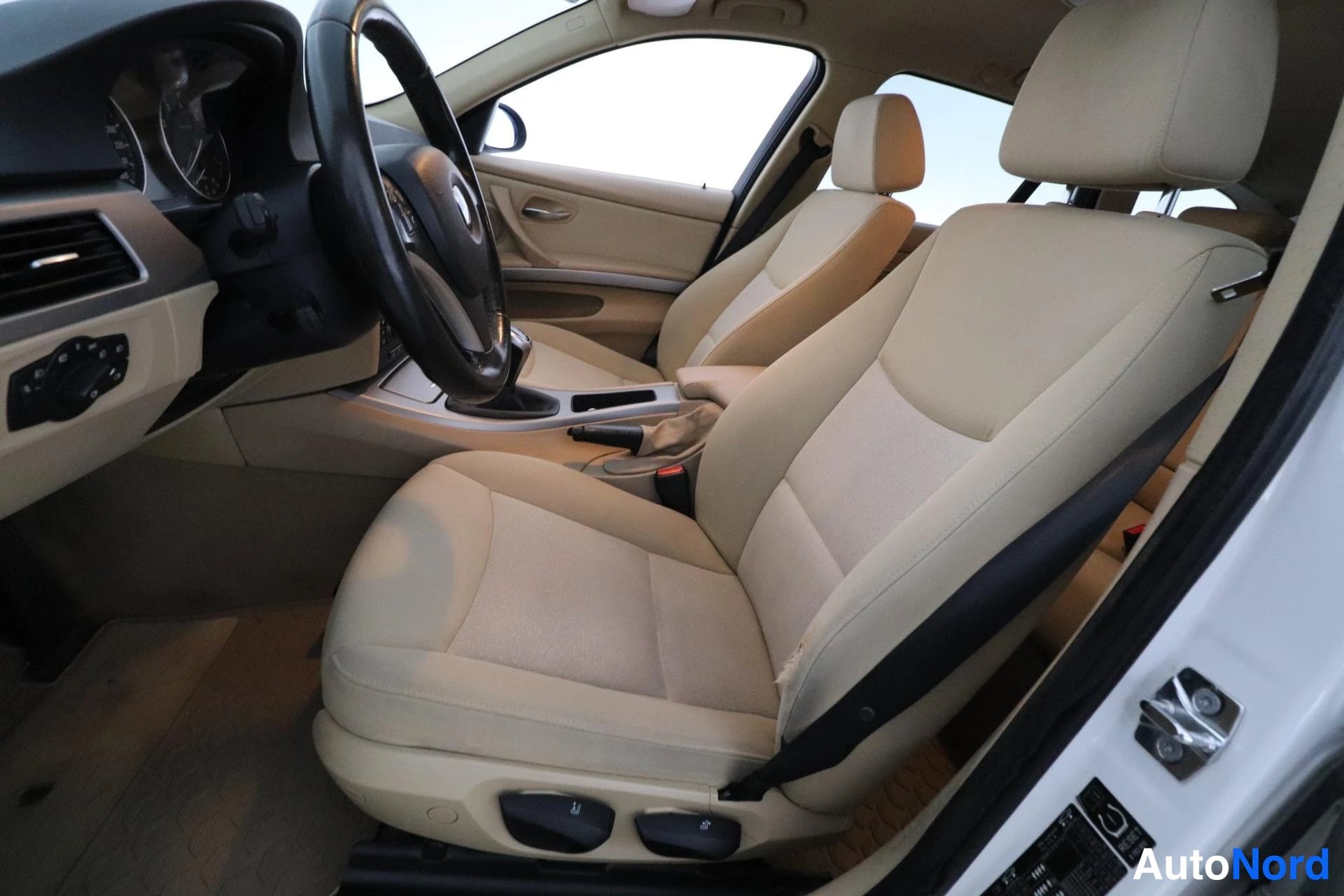 Valkoinen BMW 320i 2007, etuistuimet, kuva 9