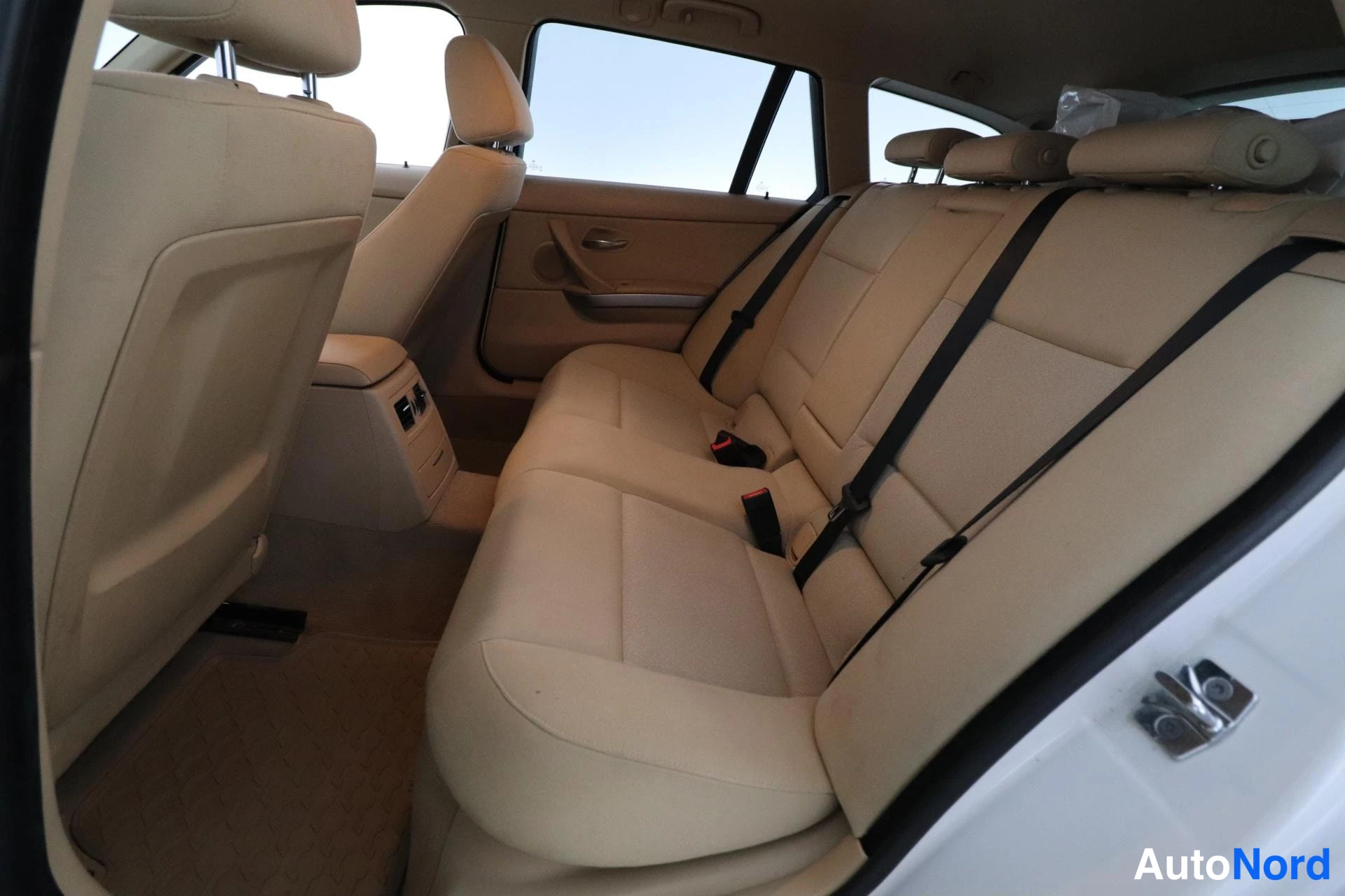 Valkoinen BMW 320i 2007, takaistuimet, kuva 11