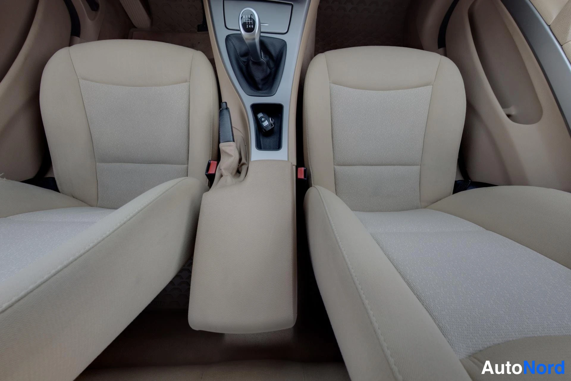Valkoinen BMW 320i 2007, etuistuimet, kuva 10