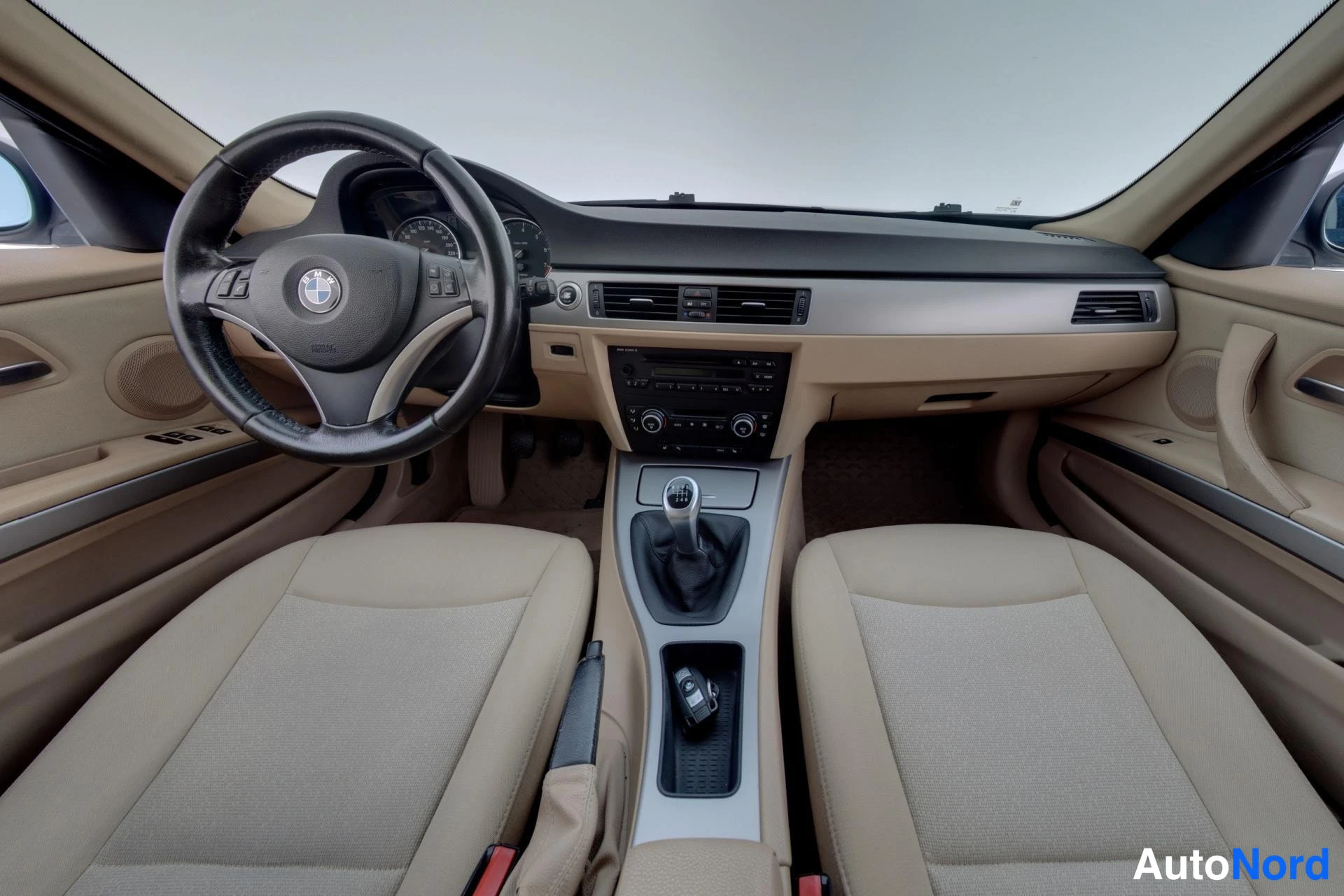 Valkoinen BMW 320i 2007, ohjaamo, kuva 7