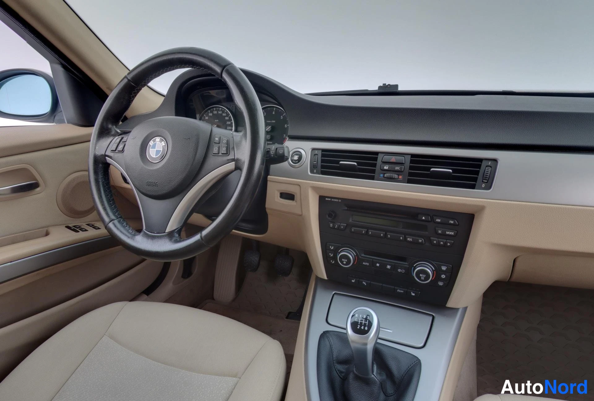 Valkoinen BMW 320i 2007, ohjaamo, kuva 8