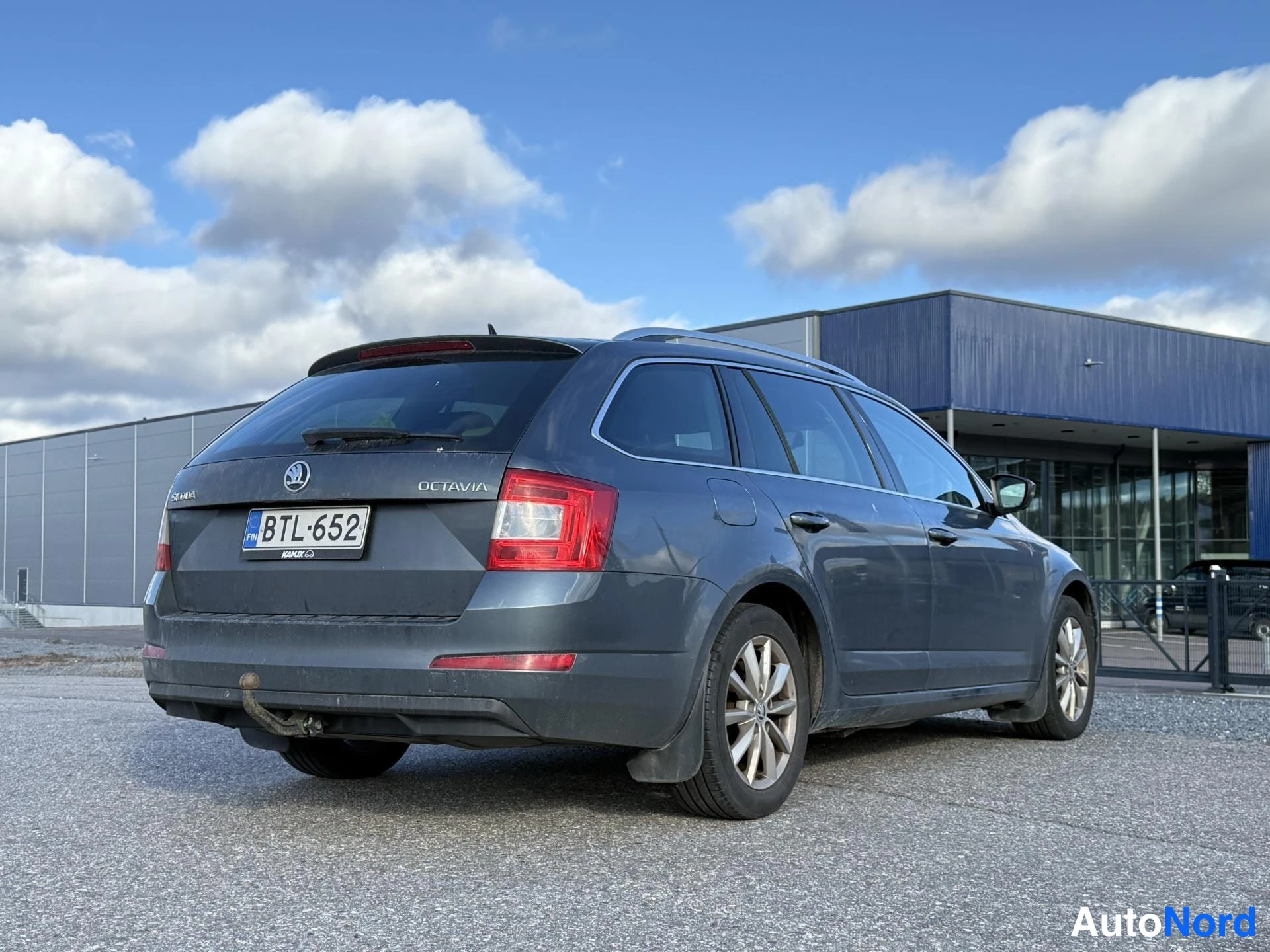 Grey Skoda Octavia 2015, rear three-quarter, photo 3