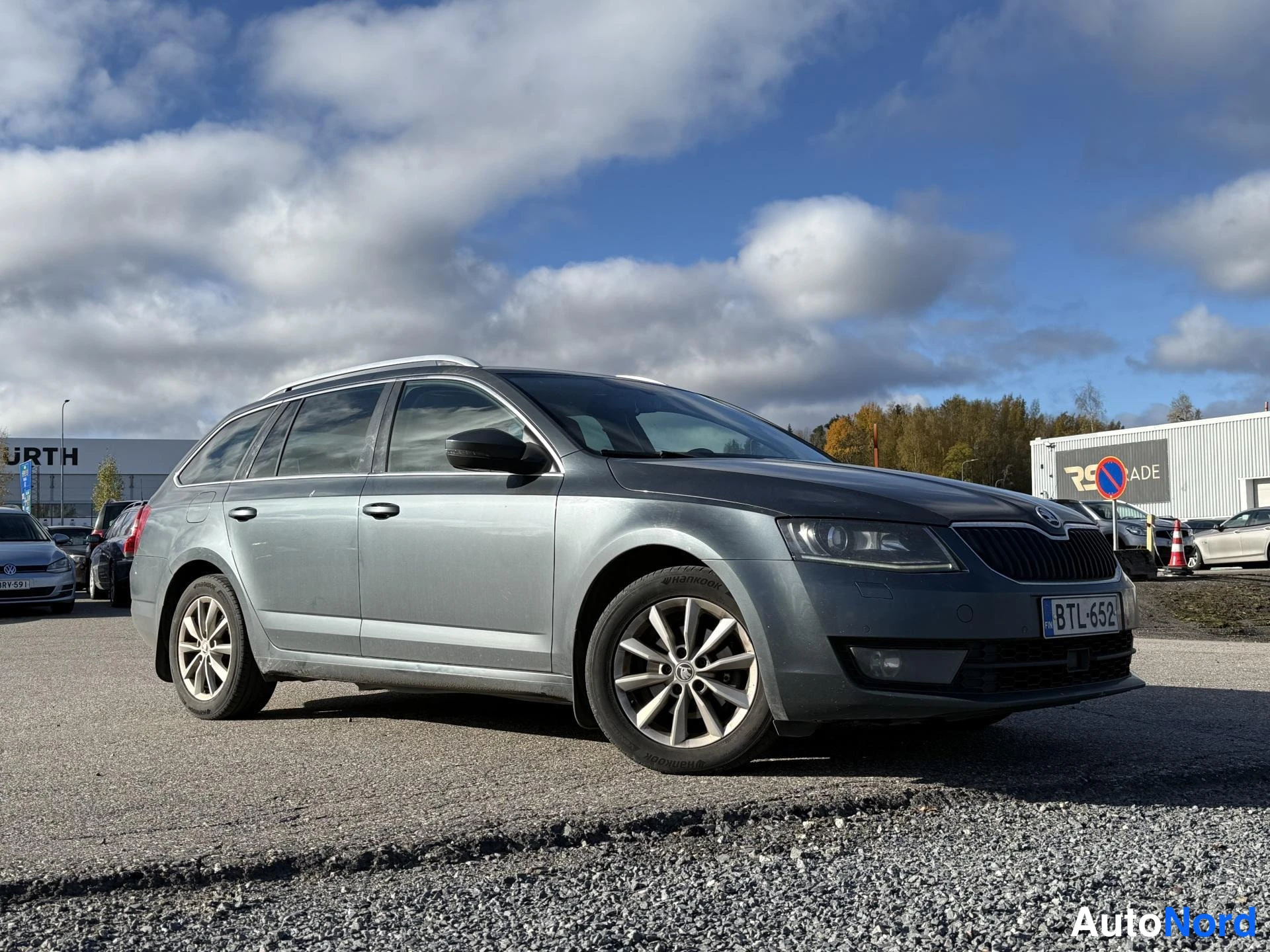 Grey Skoda Octavia 2015, front three-quarter, nose to the right, photo 2