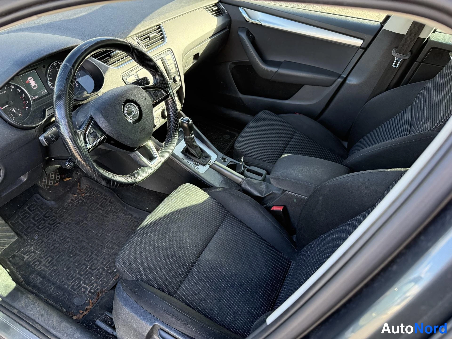 Grey Skoda Octavia 2015, cockpit, photo 5