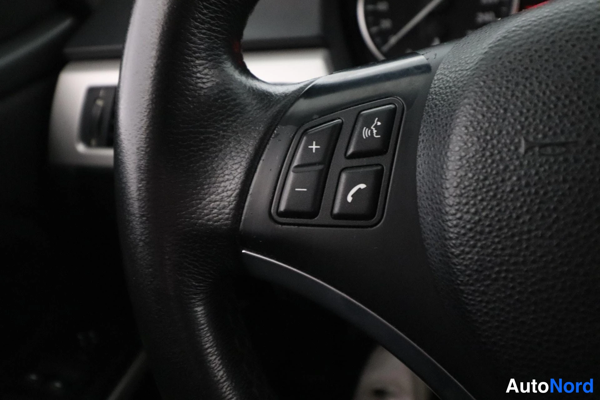 Musta BMW 320d 2010, yksityiskohta, kuva 17