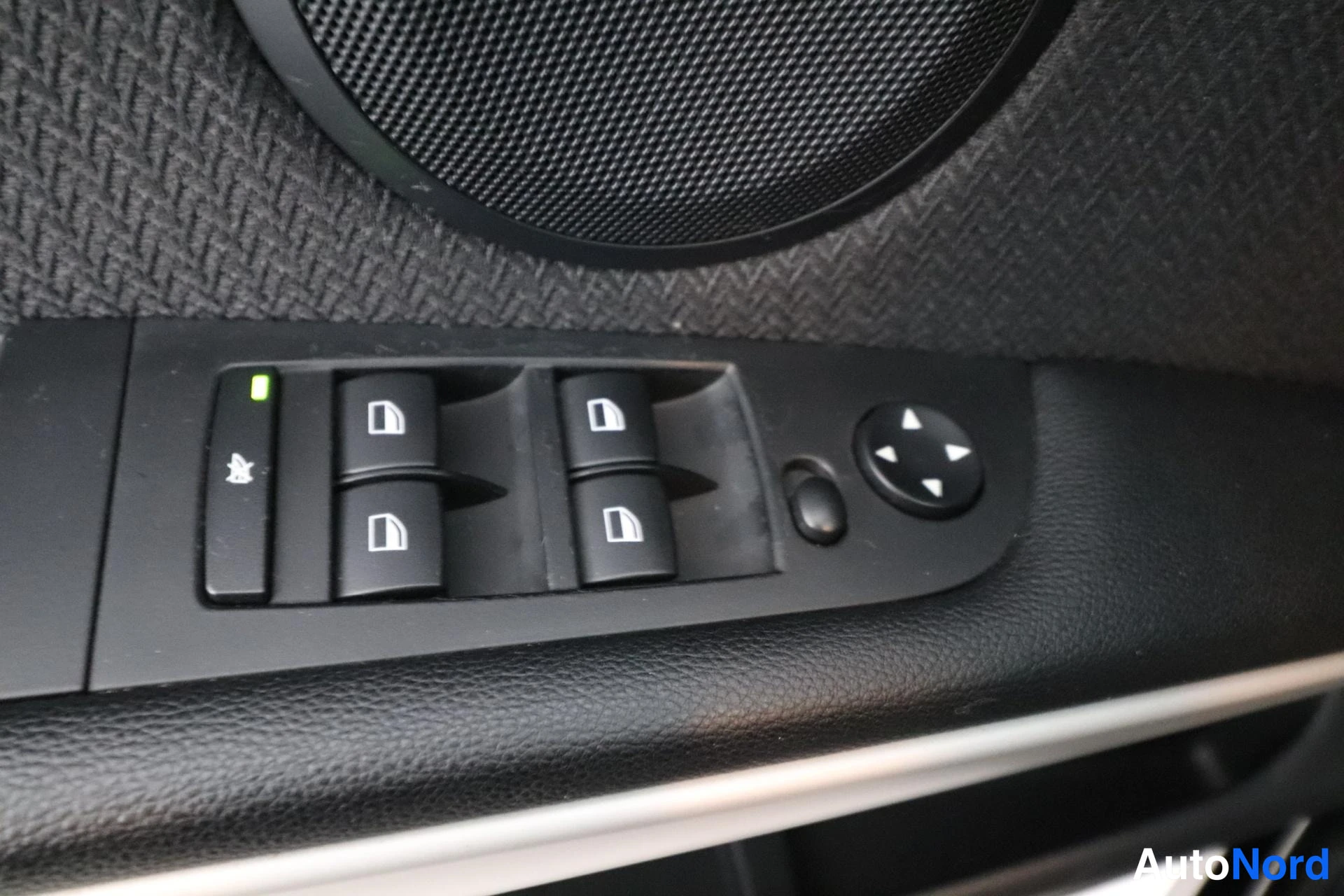 Musta BMW 320d 2010, yksityiskohta, kuva 24