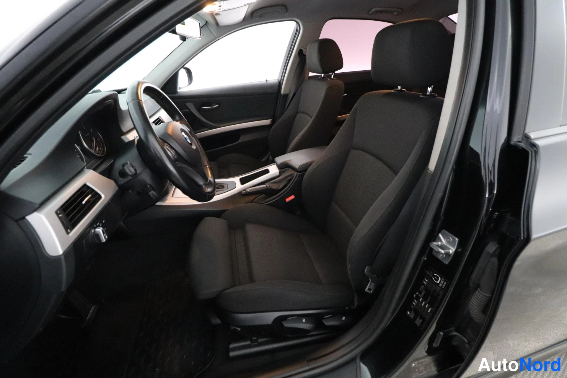 Musta BMW 320d 2010, ohjaamo, kuva 7