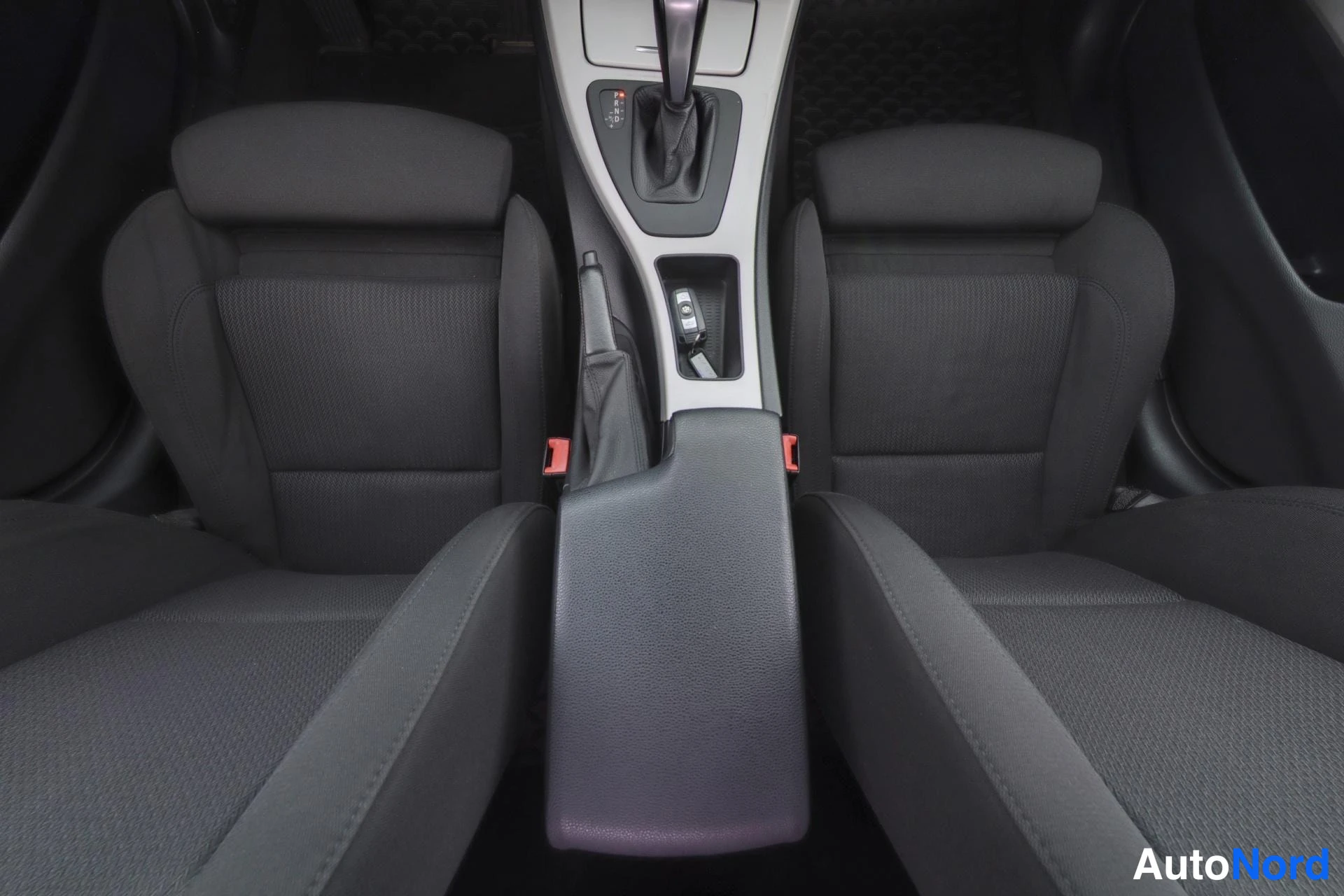 Musta BMW 320d 2010, etuistuimet, kuva 13