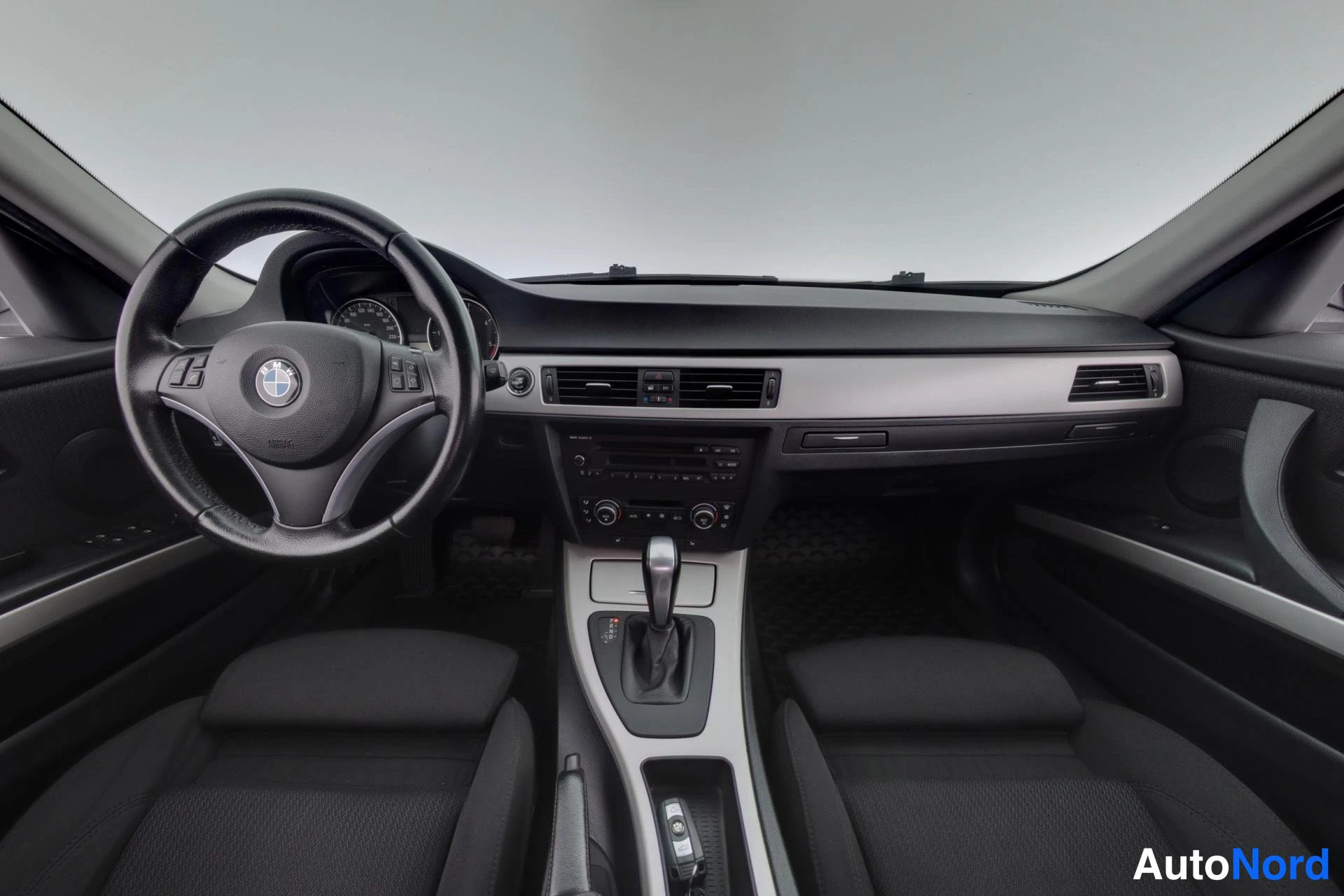 Musta BMW 320d 2010, ohjaamo, kuva 8