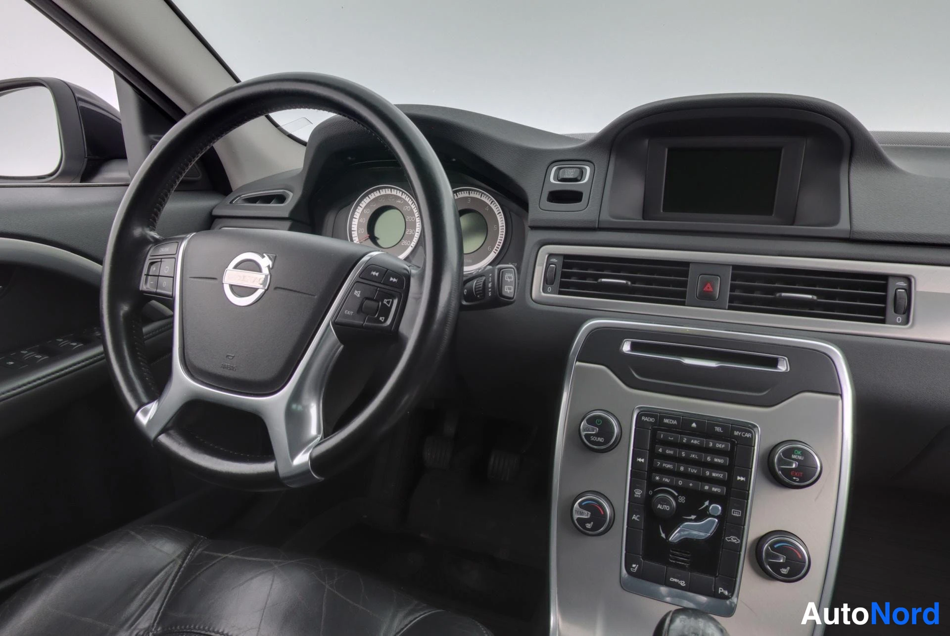 Musta Volvo V70 2012, ohjaamo, kuva 14
