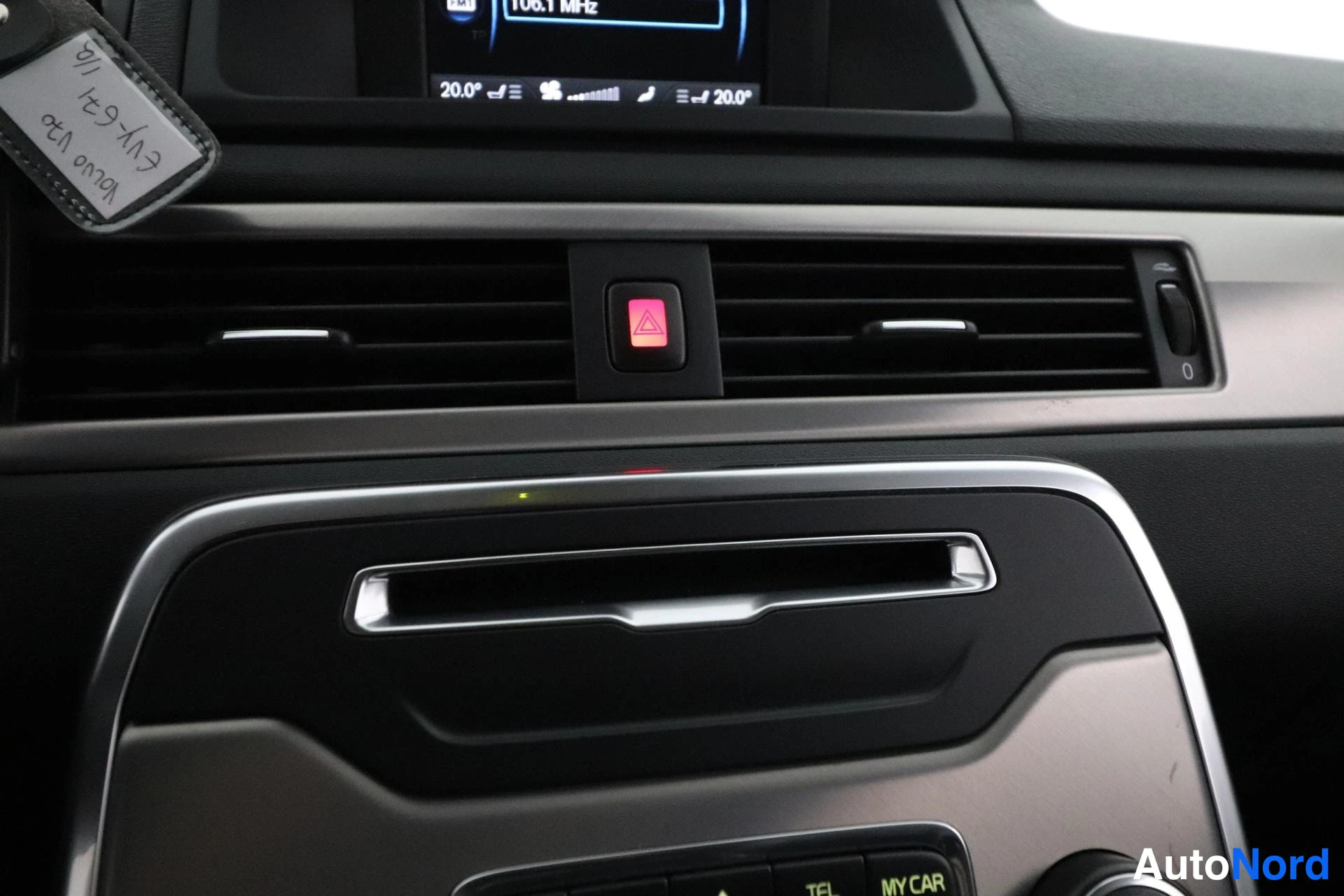 Musta Volvo V70 2012, yksityiskohta, kuva 33