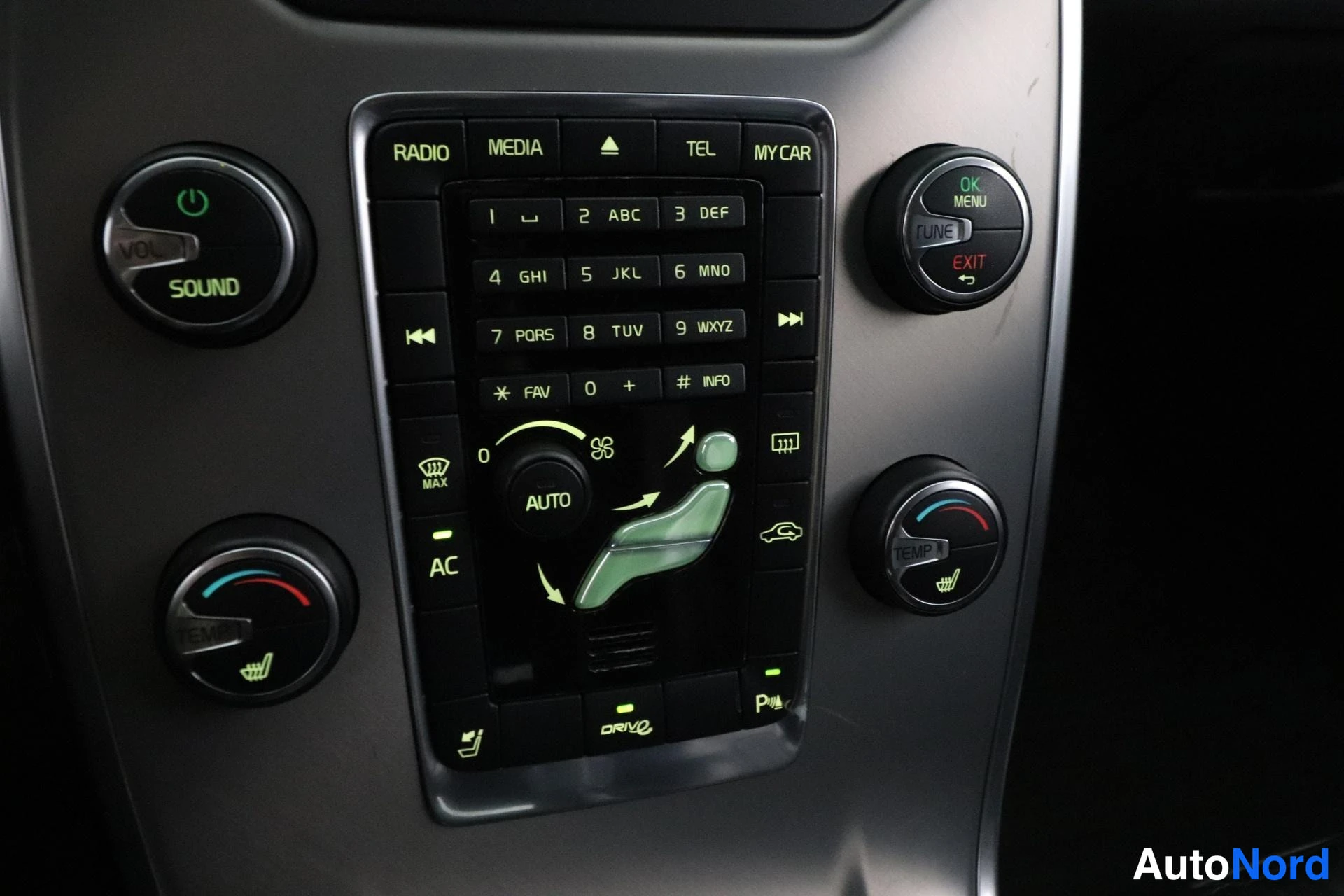 Musta Volvo V70 2012, yksityiskohta, kuva 34