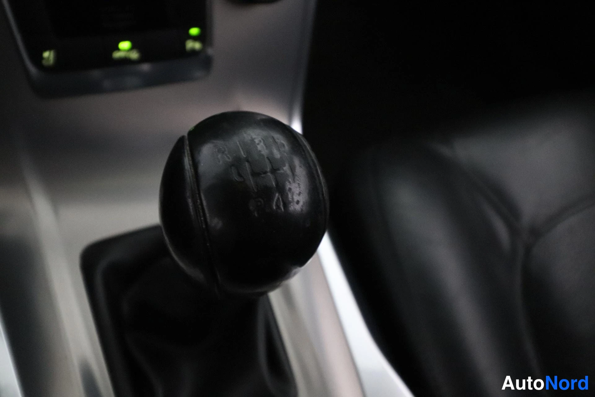 Musta Volvo V70 2012, yksityiskohta, kuva 35