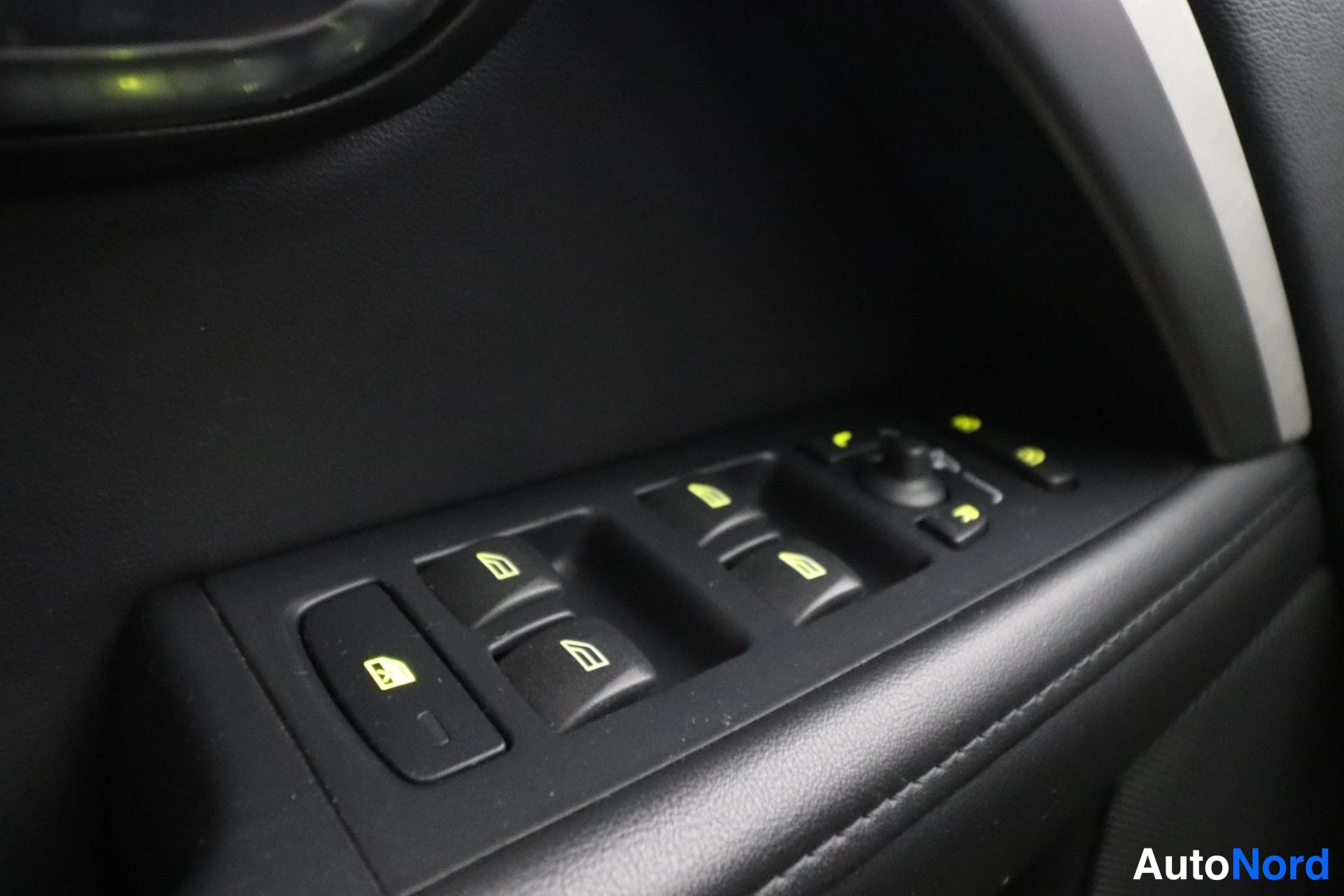 Musta Volvo V70 2012, yksityiskohta, kuva 37