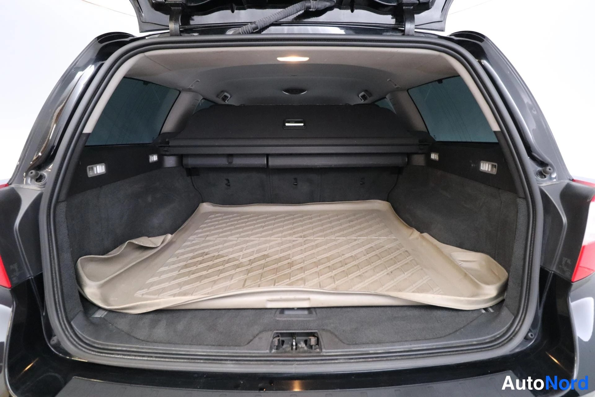 Musta Volvo V70 2012, tavaratila, kuva 24