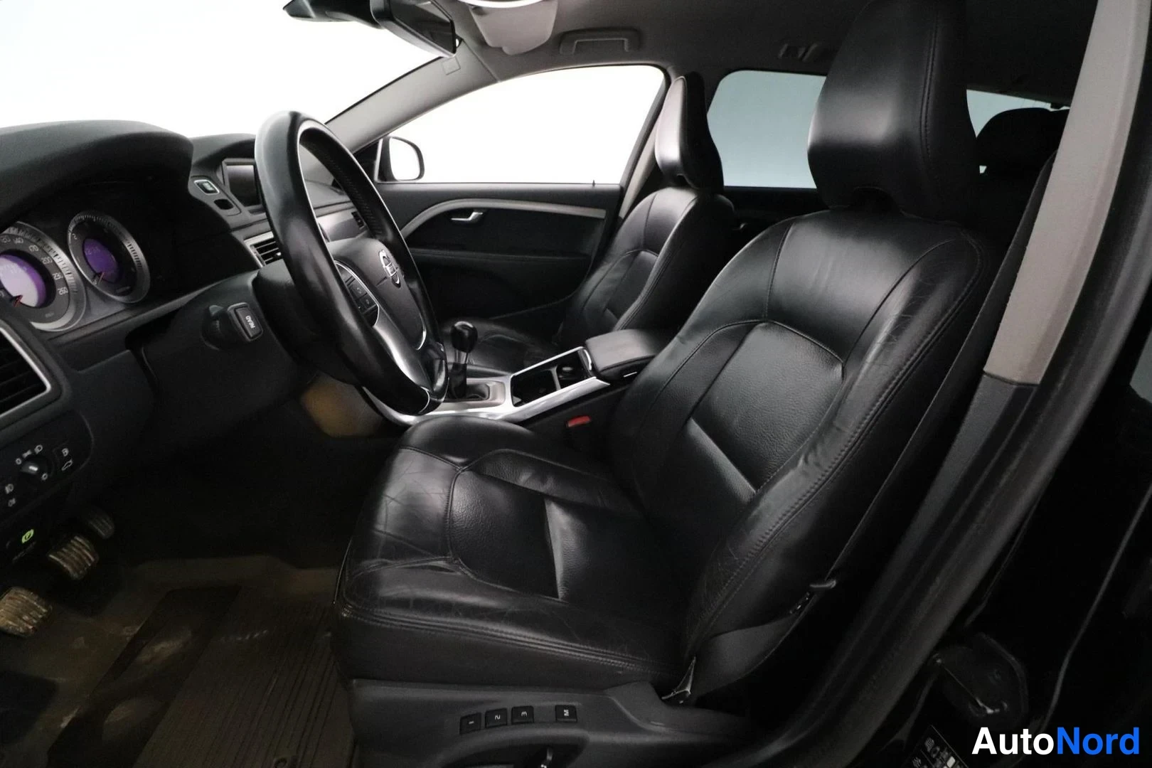 Musta Volvo V70 2012, etuistuimet, kuva 20