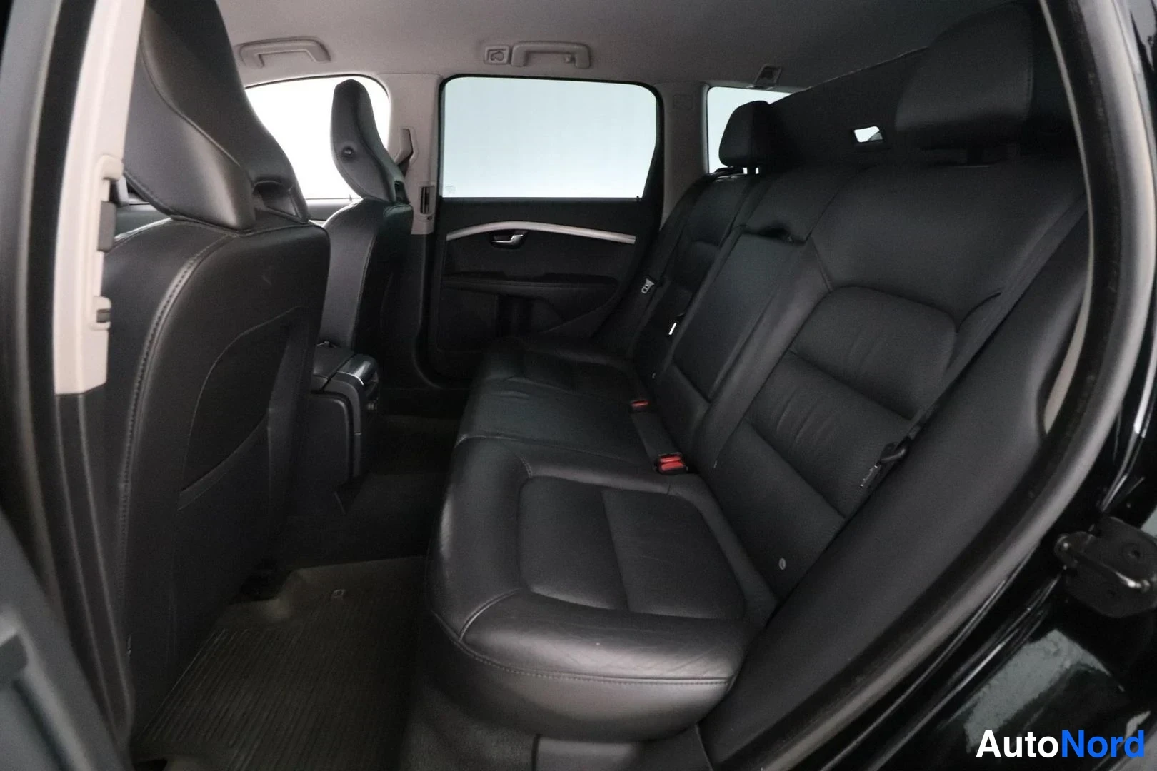 Musta Volvo V70 2012, takaistuimet, kuva 23