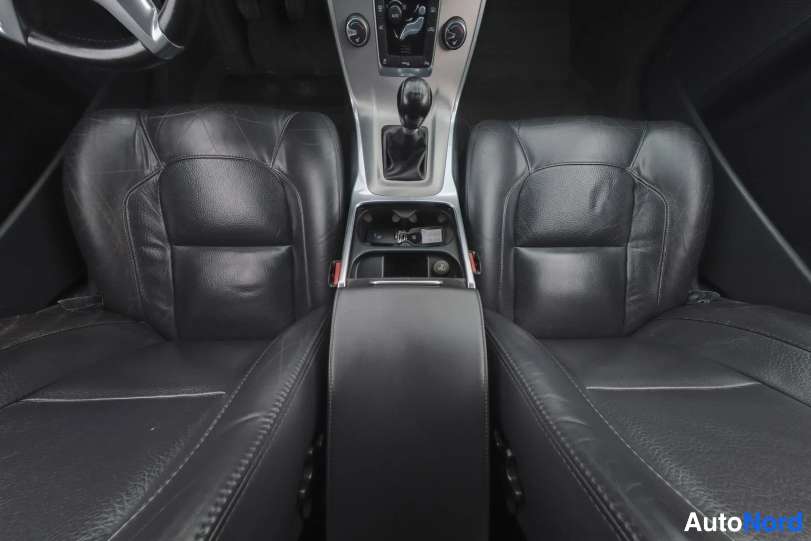 Musta Volvo V70 2012, etuistuimet, kuva 21