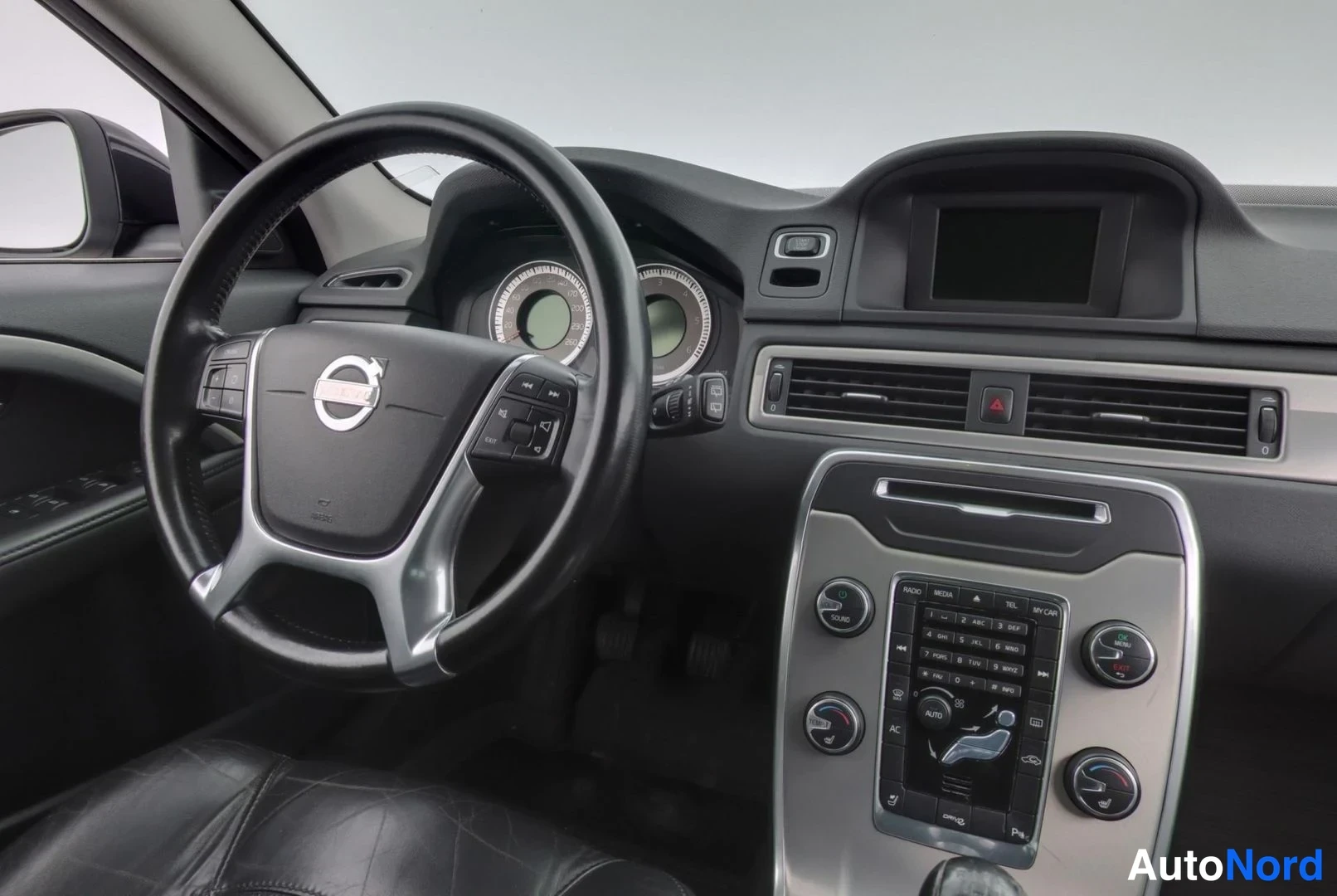 Musta Volvo V70 2012, yksityiskohta, kuva 41