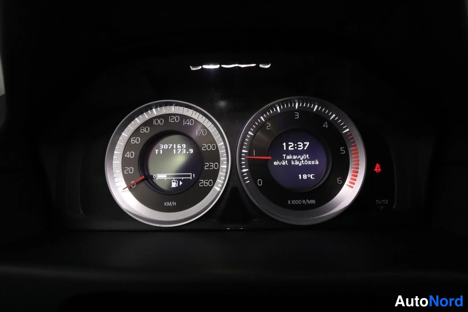 Musta Volvo V70 2012, yksityiskohta, kuva 42
