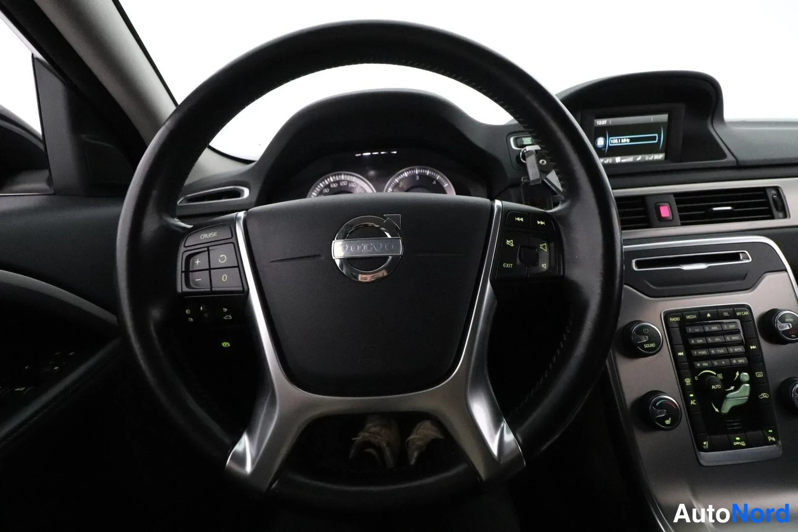 Musta Volvo V70 2012, ohjaamo, kuva 17