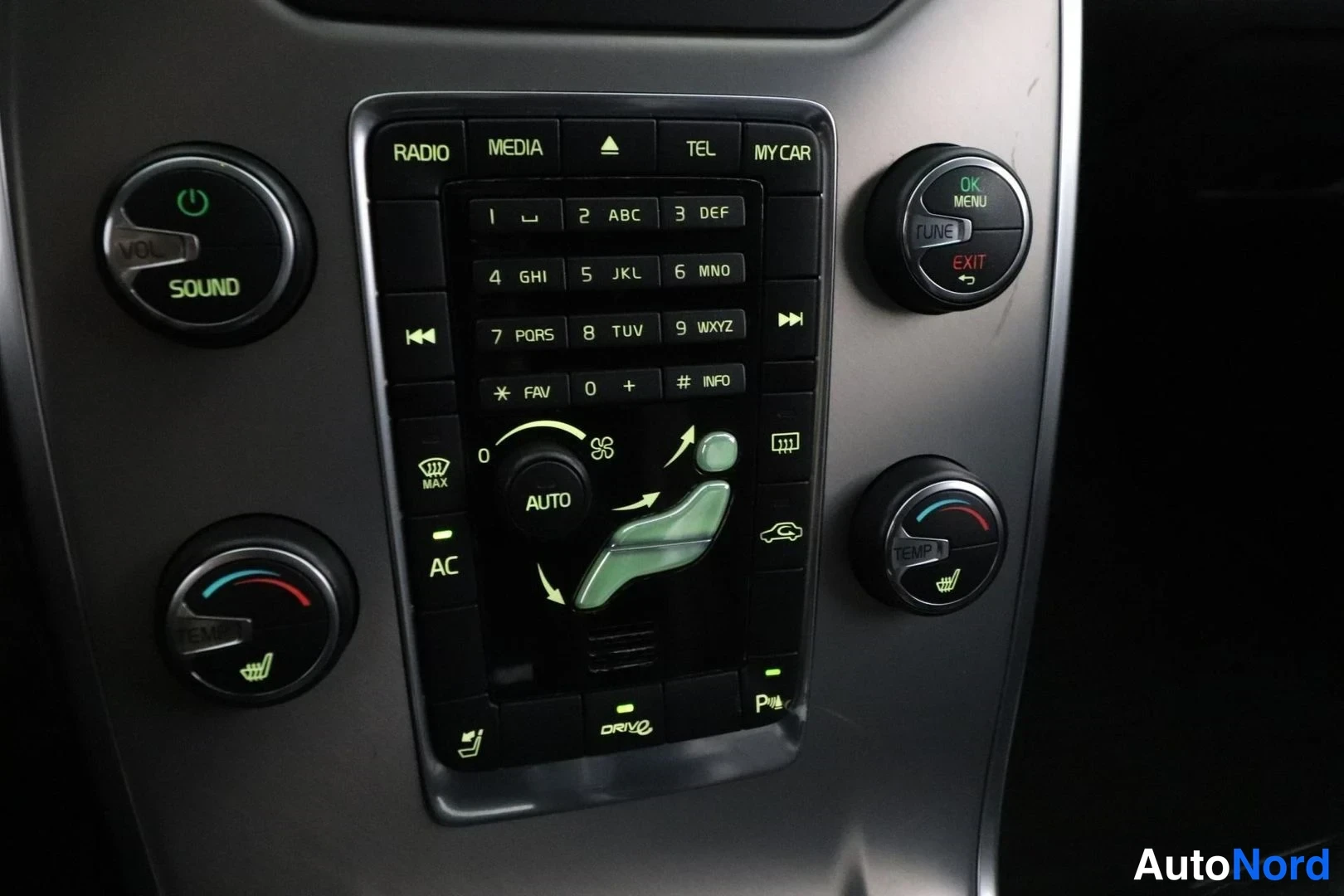 Musta Volvo V70 2012, yksityiskohta, kuva 49