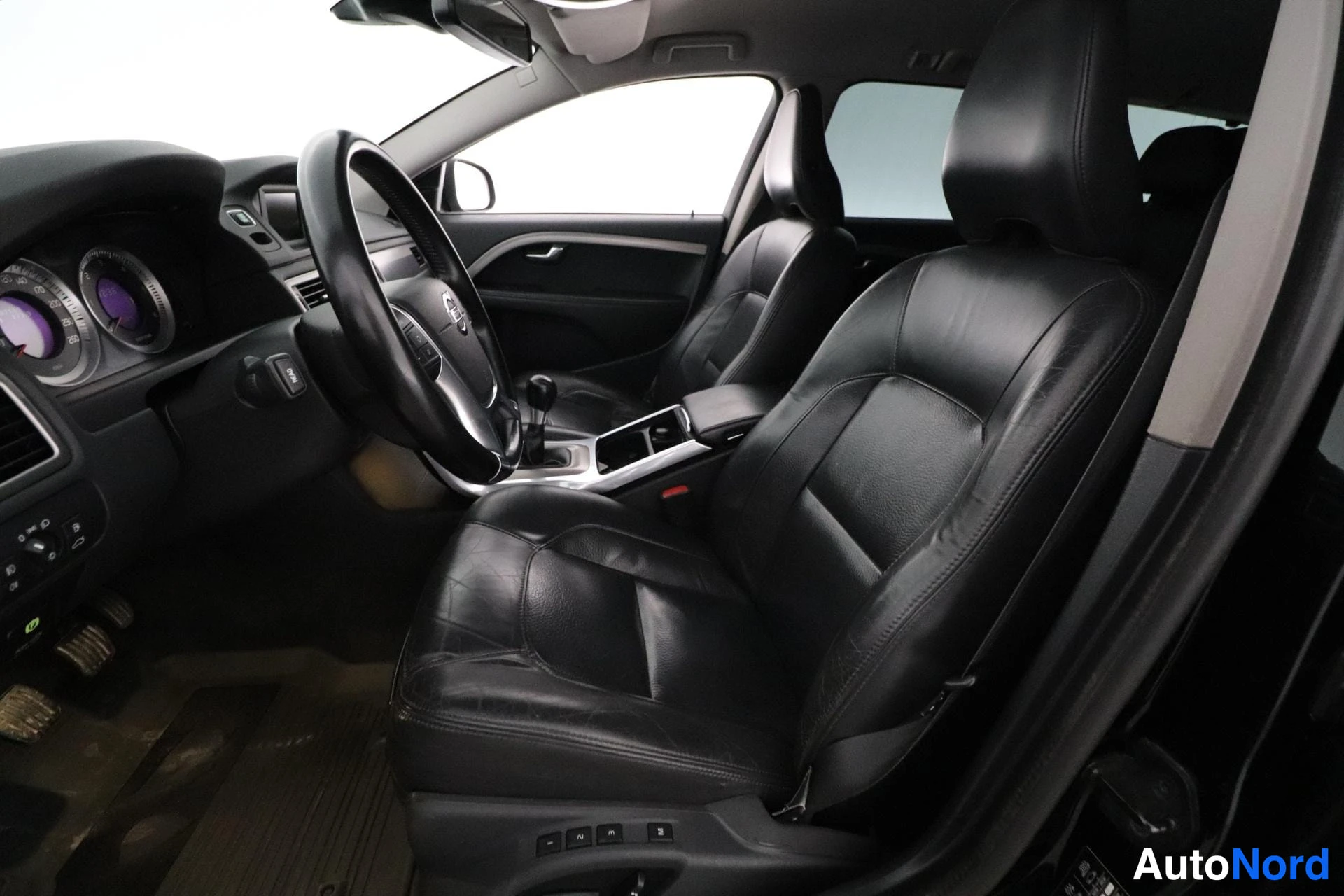 Musta Volvo V70 2012, ohjaamo, kuva 13