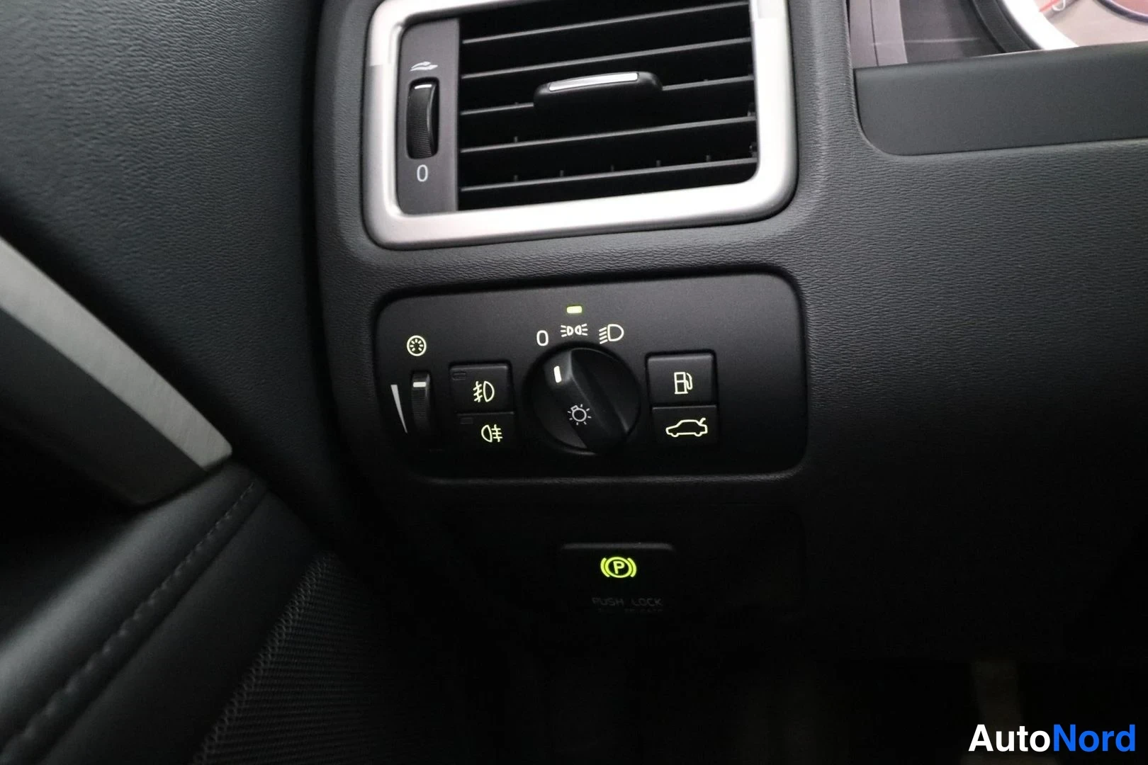 Musta Volvo V70 2012, yksityiskohta, kuva 51